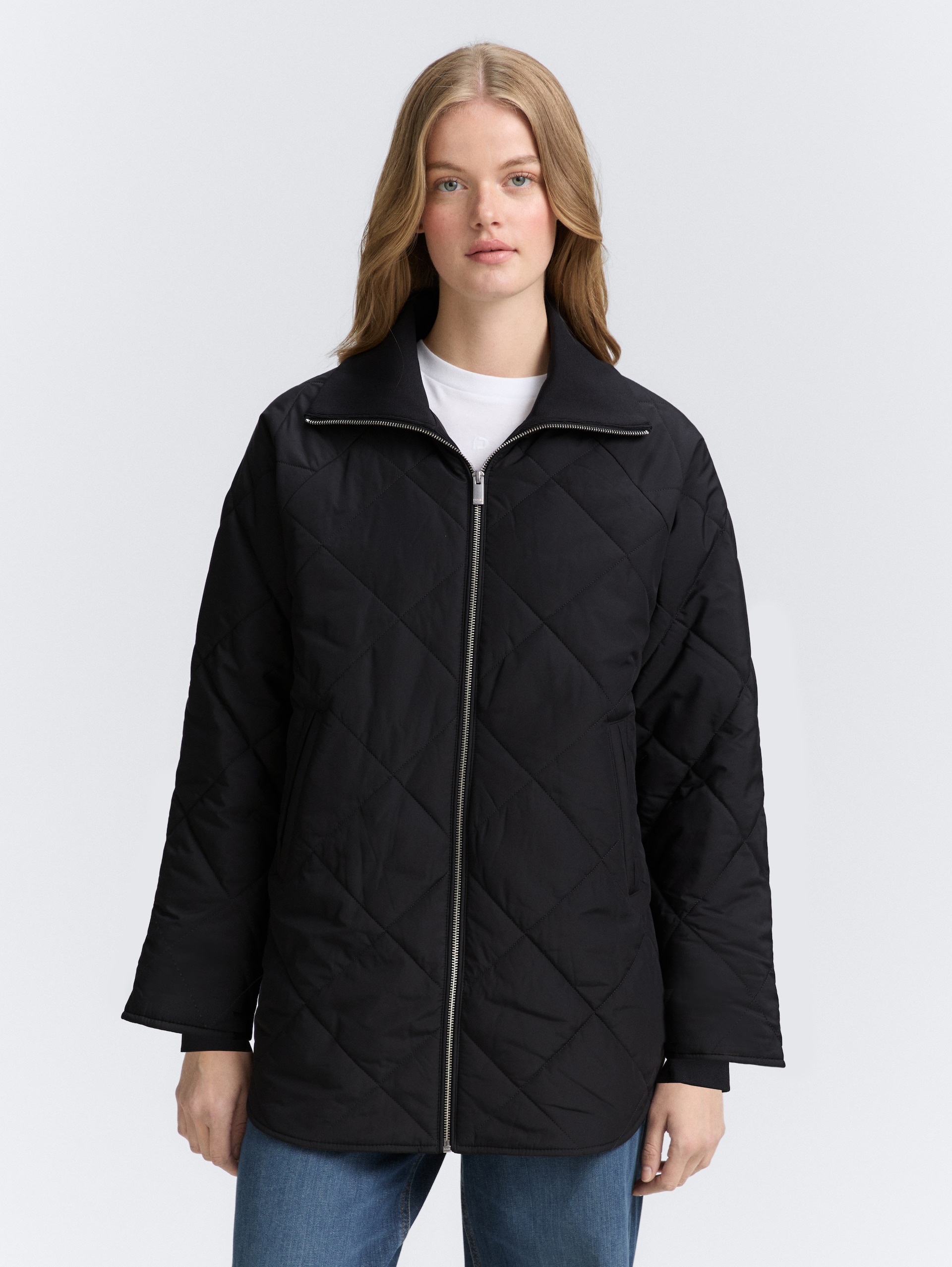 Loose Fit Steppmantel - deep black - Model-Vorderansicht