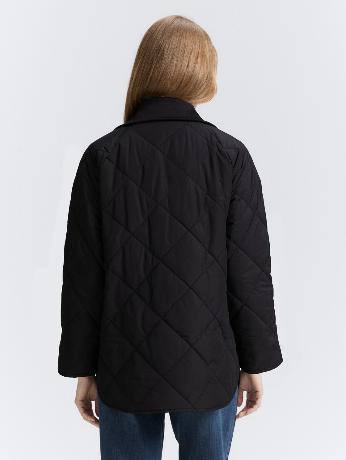 Loose Fit Steppmantel - deep black - Model-Rückansicht