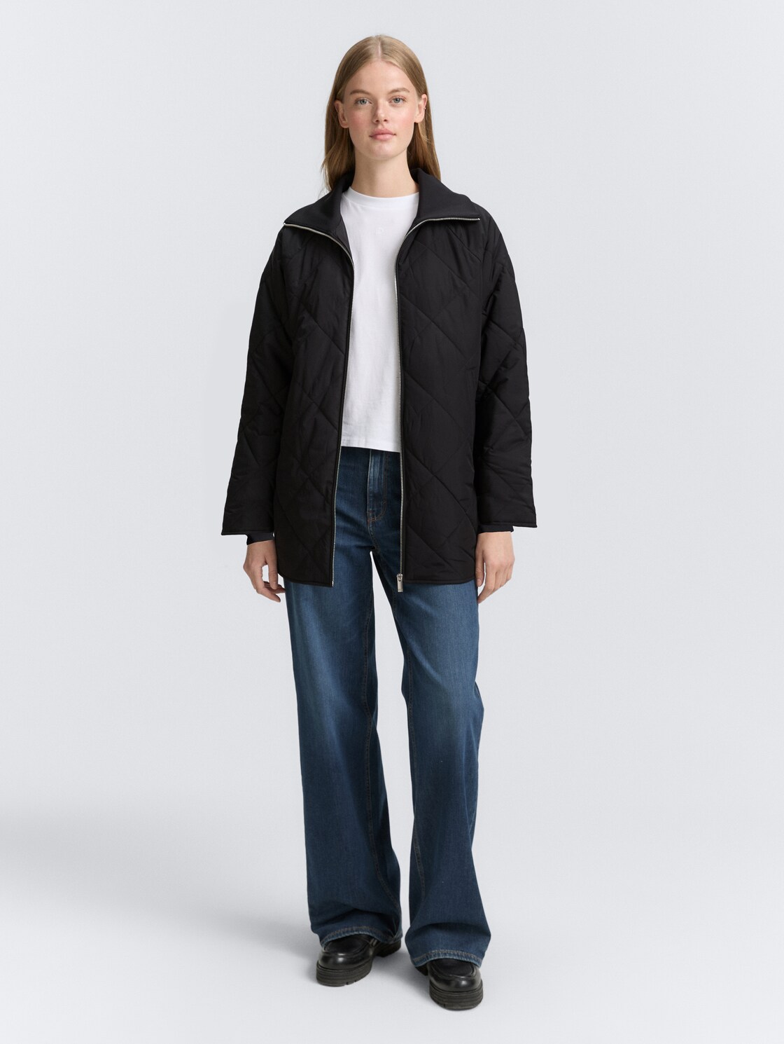 Loose Fit Steppmantel - deep black - seitliche Model-Ansicht