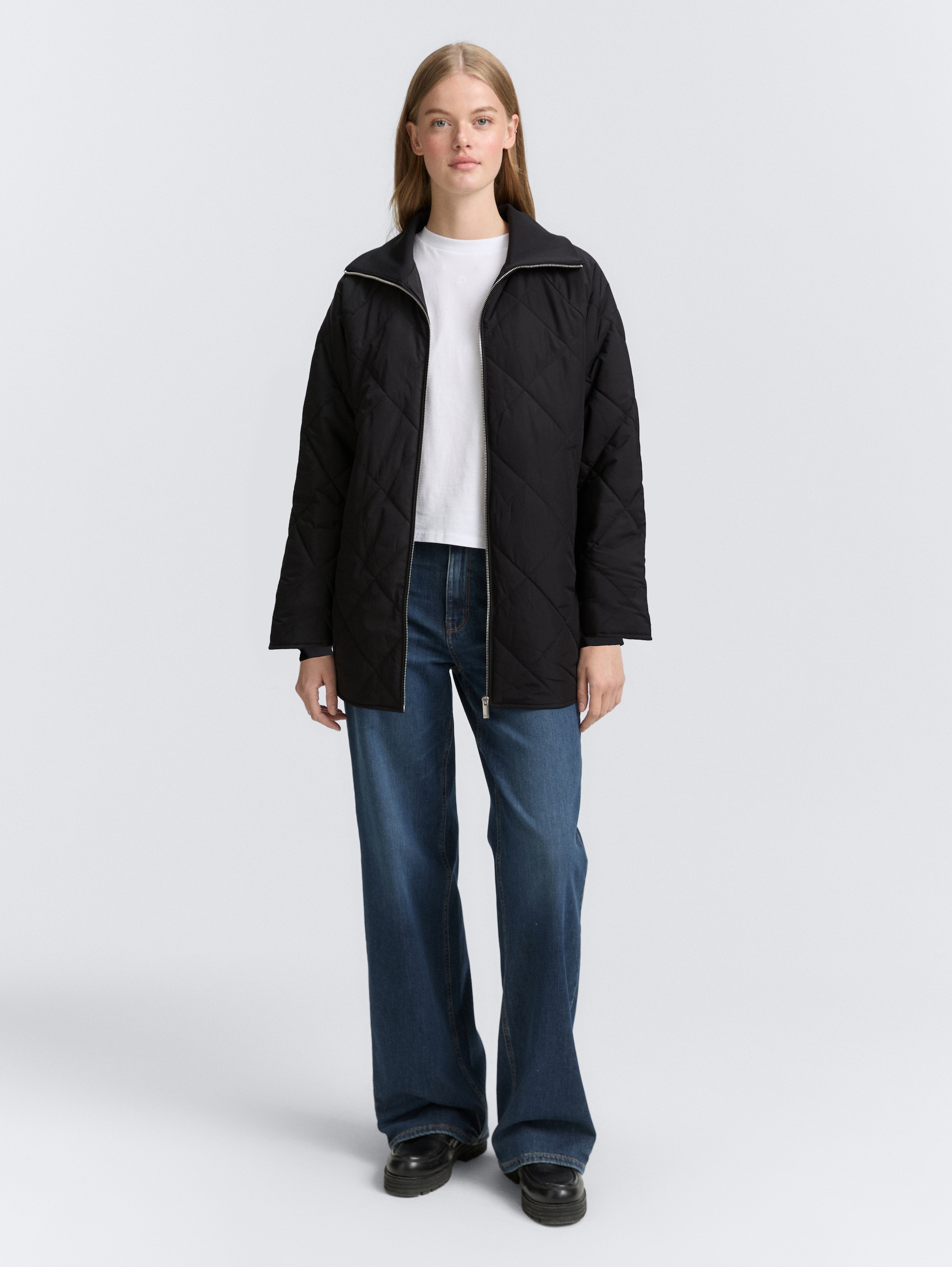 Loose Fit Steppmantel - deep black - seitliche Model-Ansicht