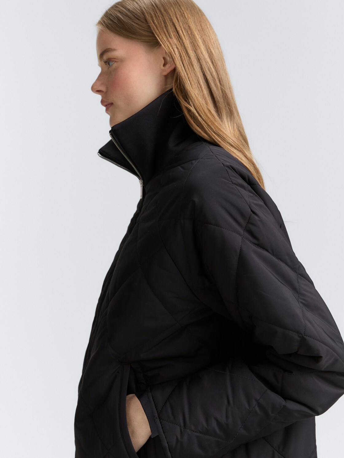 Loose Fit Steppmantel - deep black - Detail-Model-Ansicht