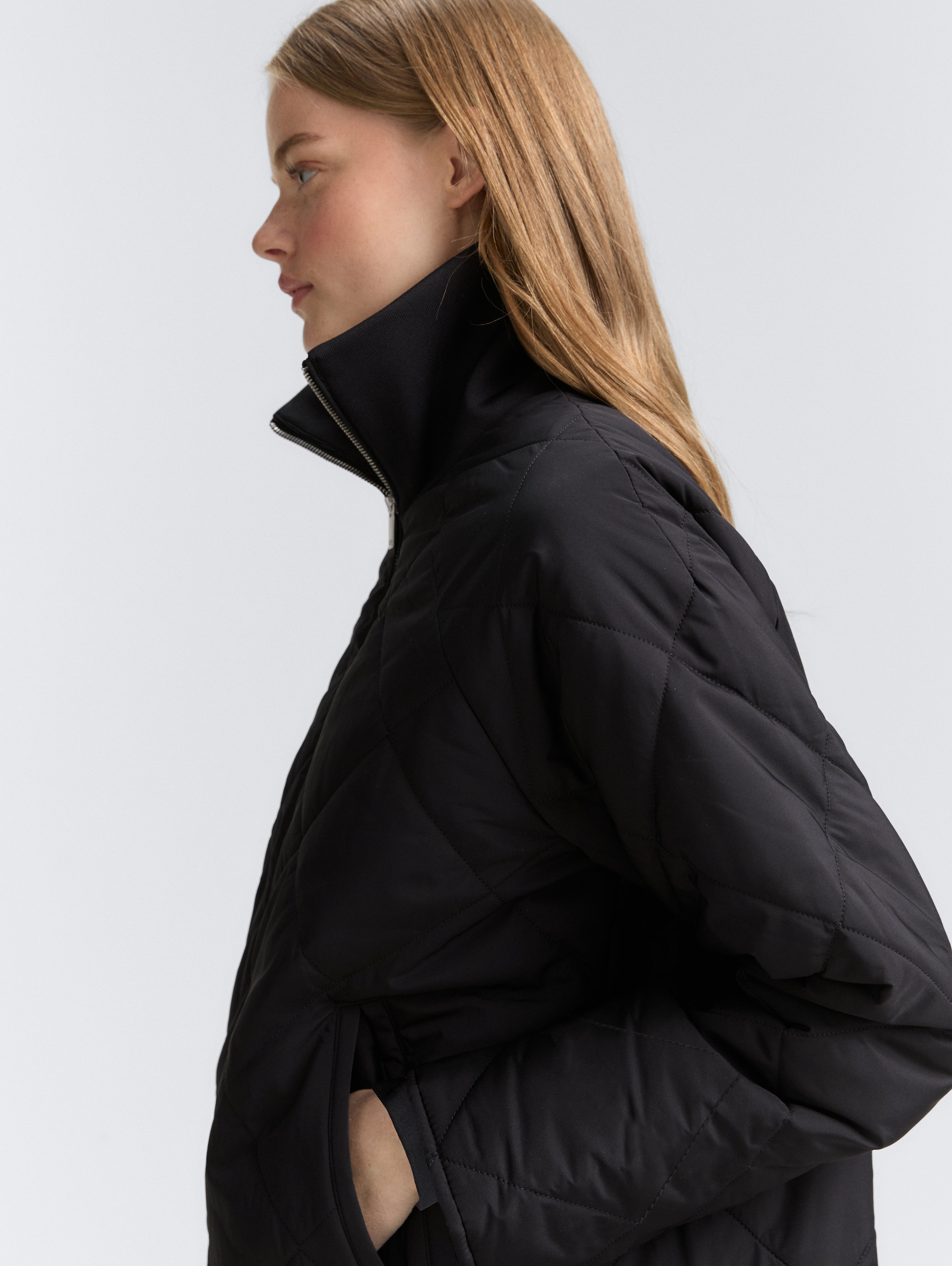 Loose Fit Steppmantel - deep black - Detail-Model-Ansicht