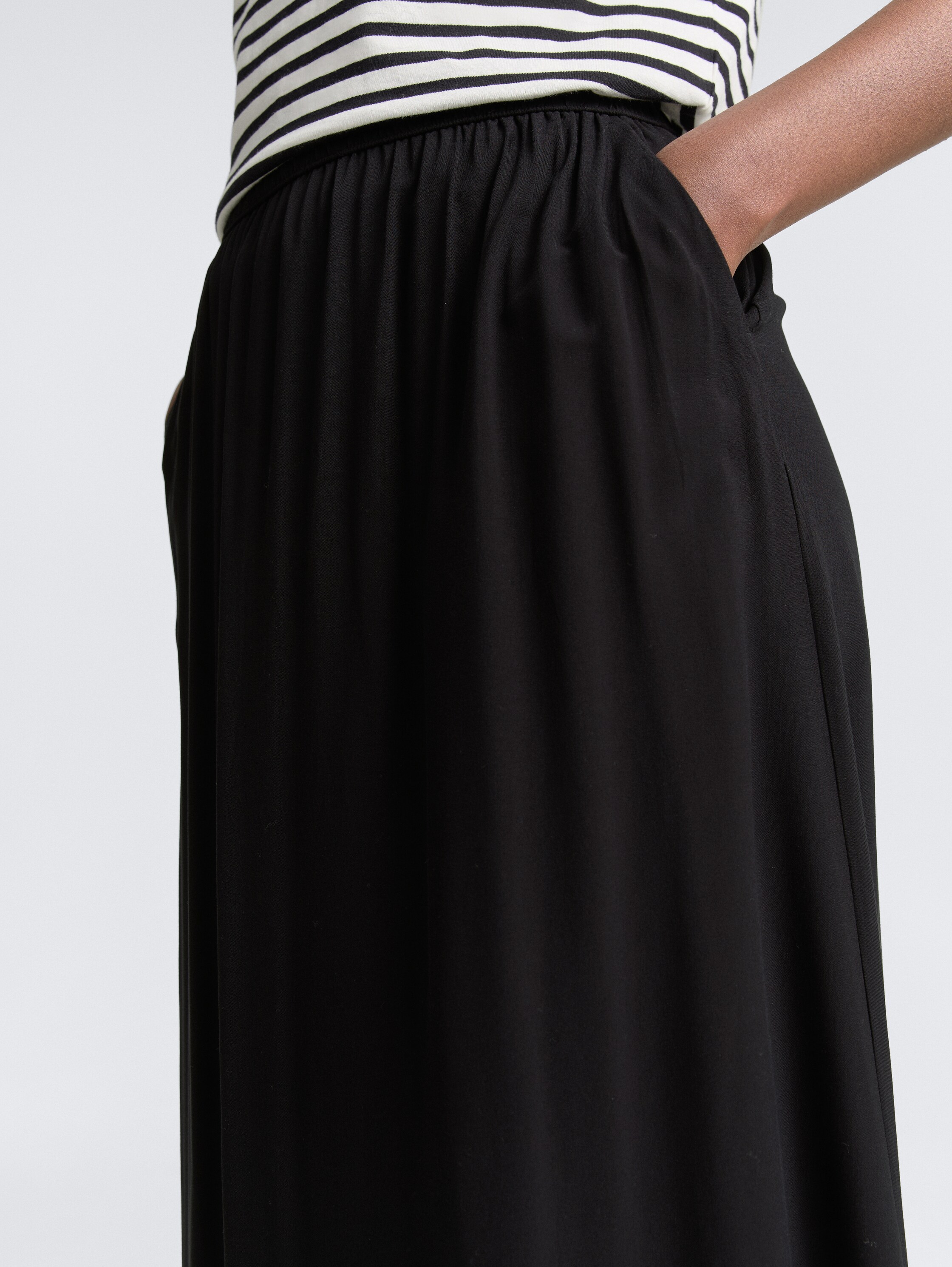 Maxi-Rock mit Eingriffstaschen - deep_black_1 - 