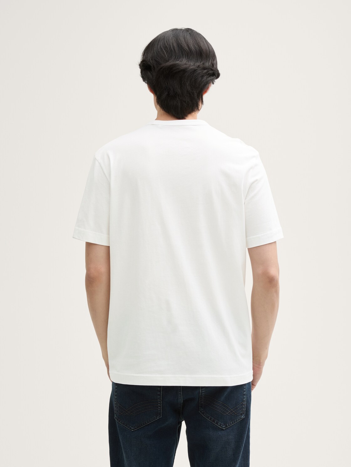 T-Shirt mit Foto-Print - off white - Auschnitt Model-Rückansicht