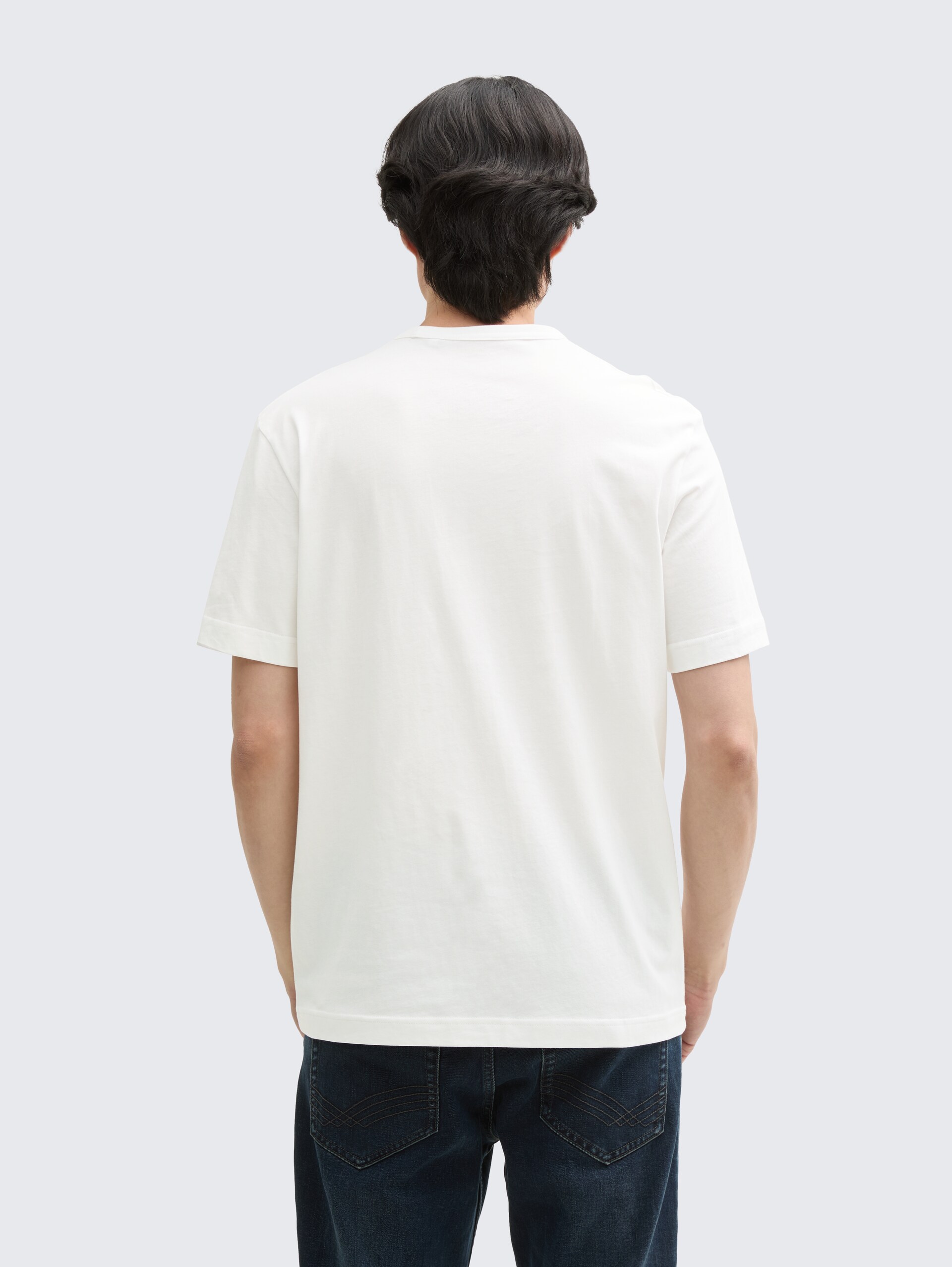 T-Shirt mit Foto-Print - off white - Auschnitt Model-Rückansicht