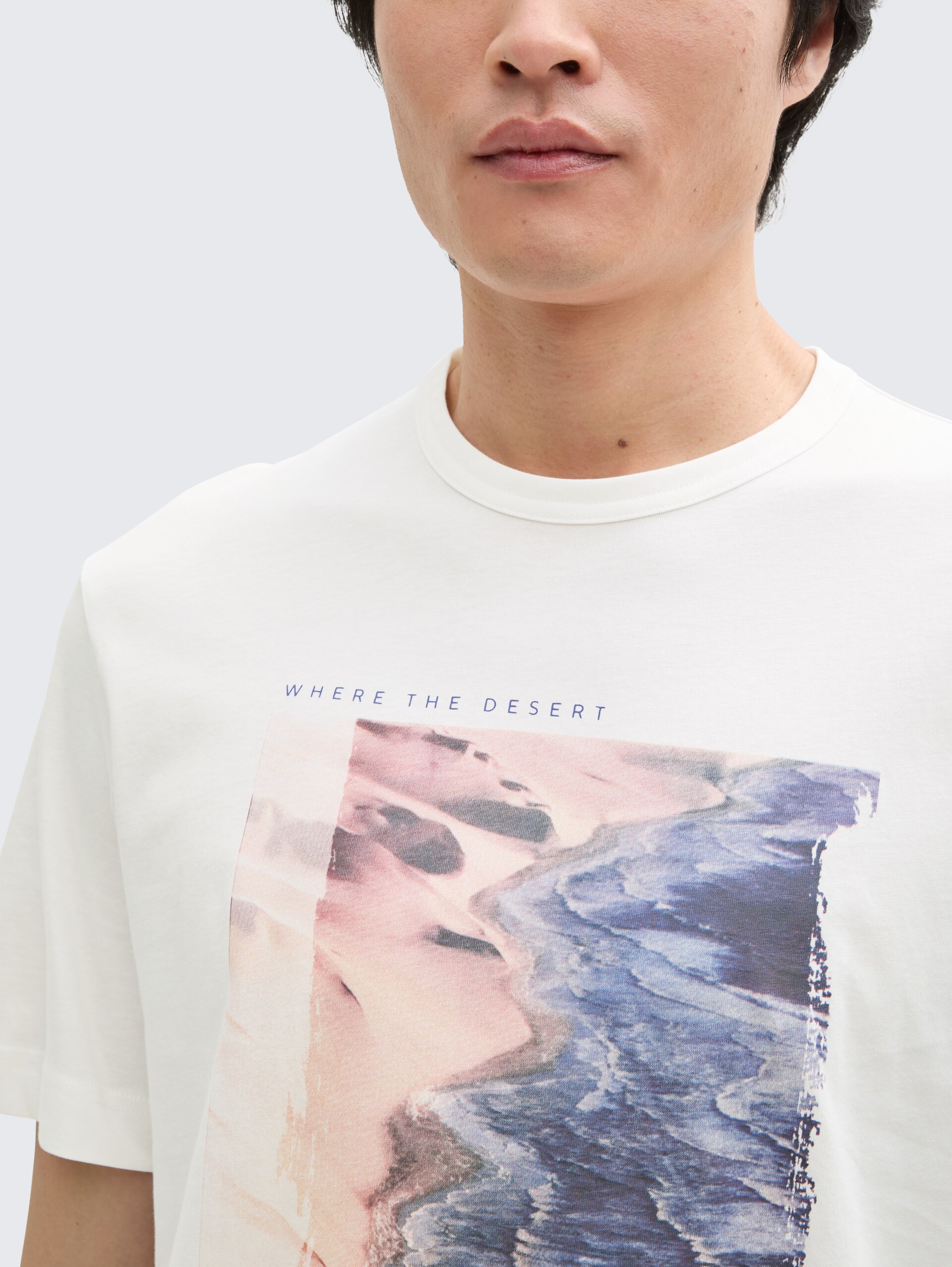 T-Shirt mit Foto-Print - off white - Detail-Model-Ansicht