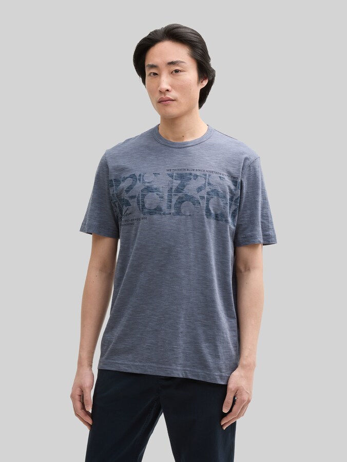 T-Shirt mit Print von Men, blueish grey tonal fine stripe