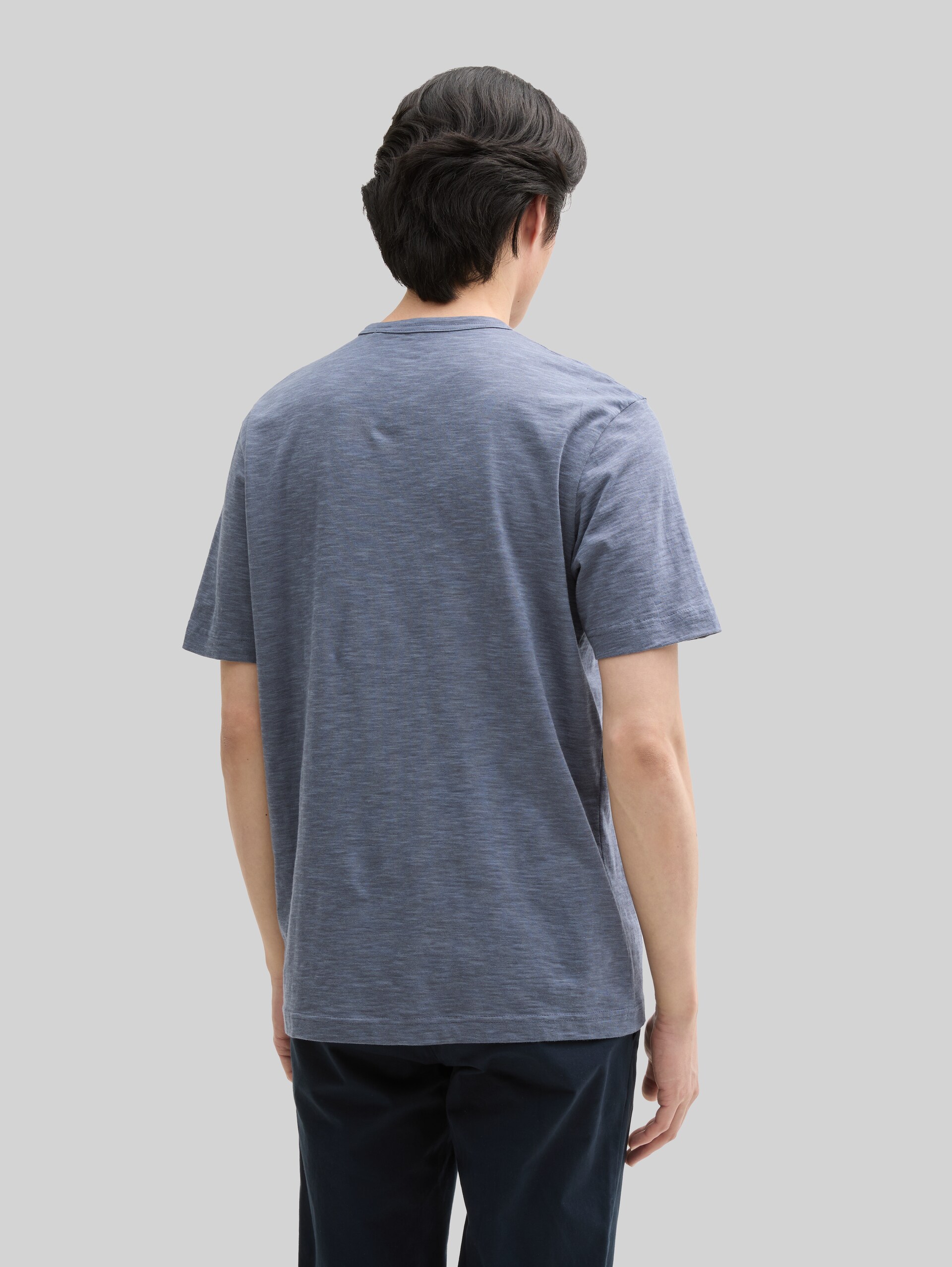 T-Shirt mit Print - blueish grey tonal fine stripe - Auschnitt Model-Rückansicht