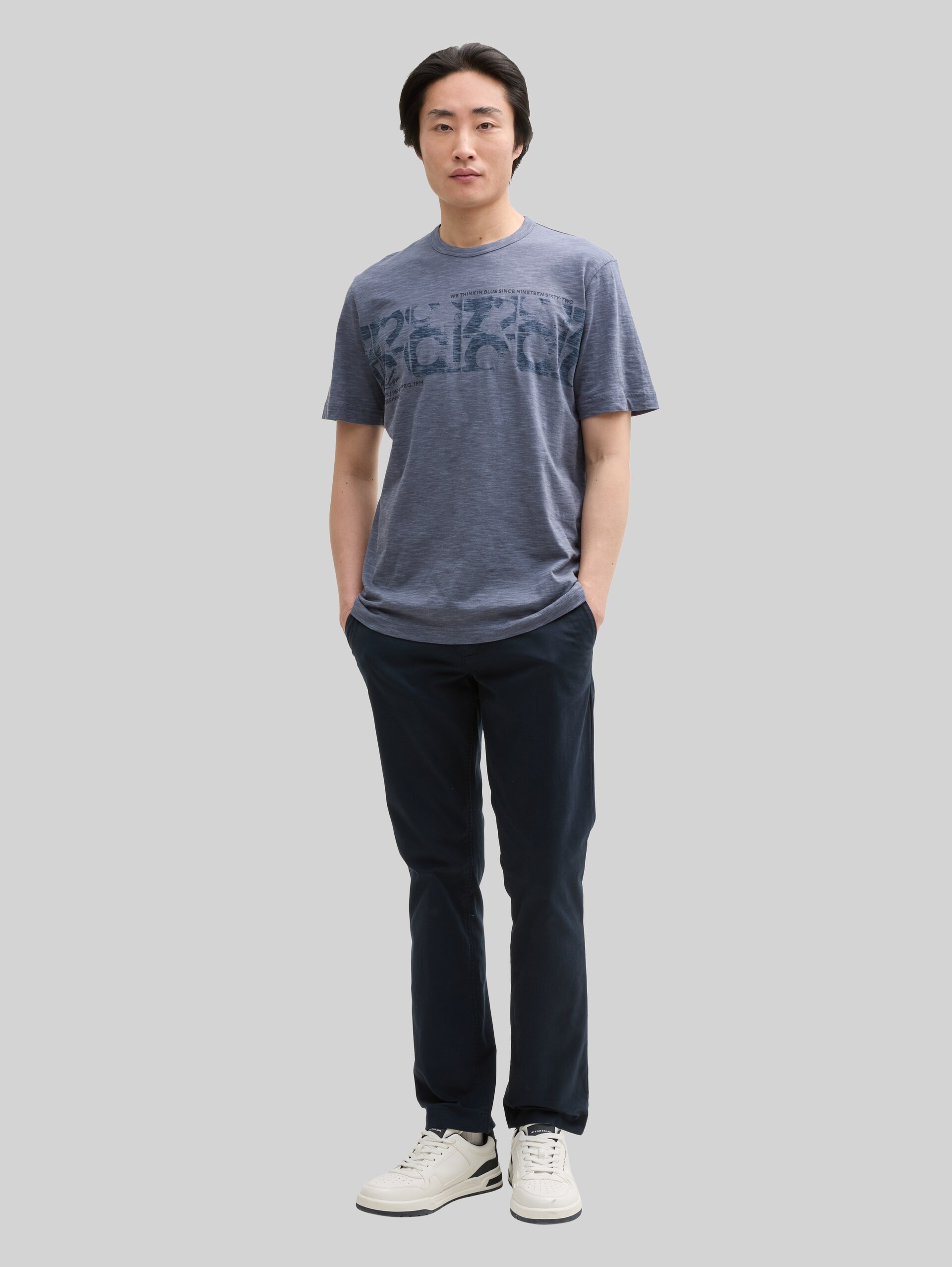 T-Shirt mit Print - blueish grey tonal fine stripe - Model-Vorderansicht