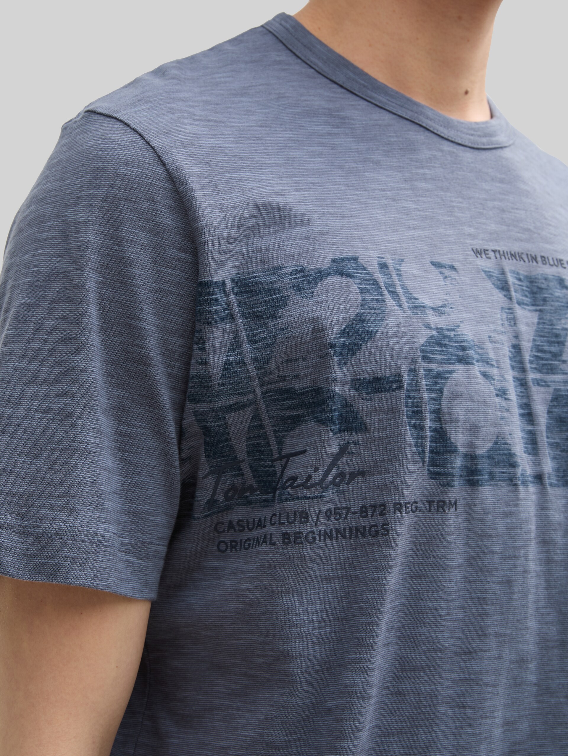 T-Shirt mit Print - blueish grey tonal fine stripe - Detail-Model-Ansicht