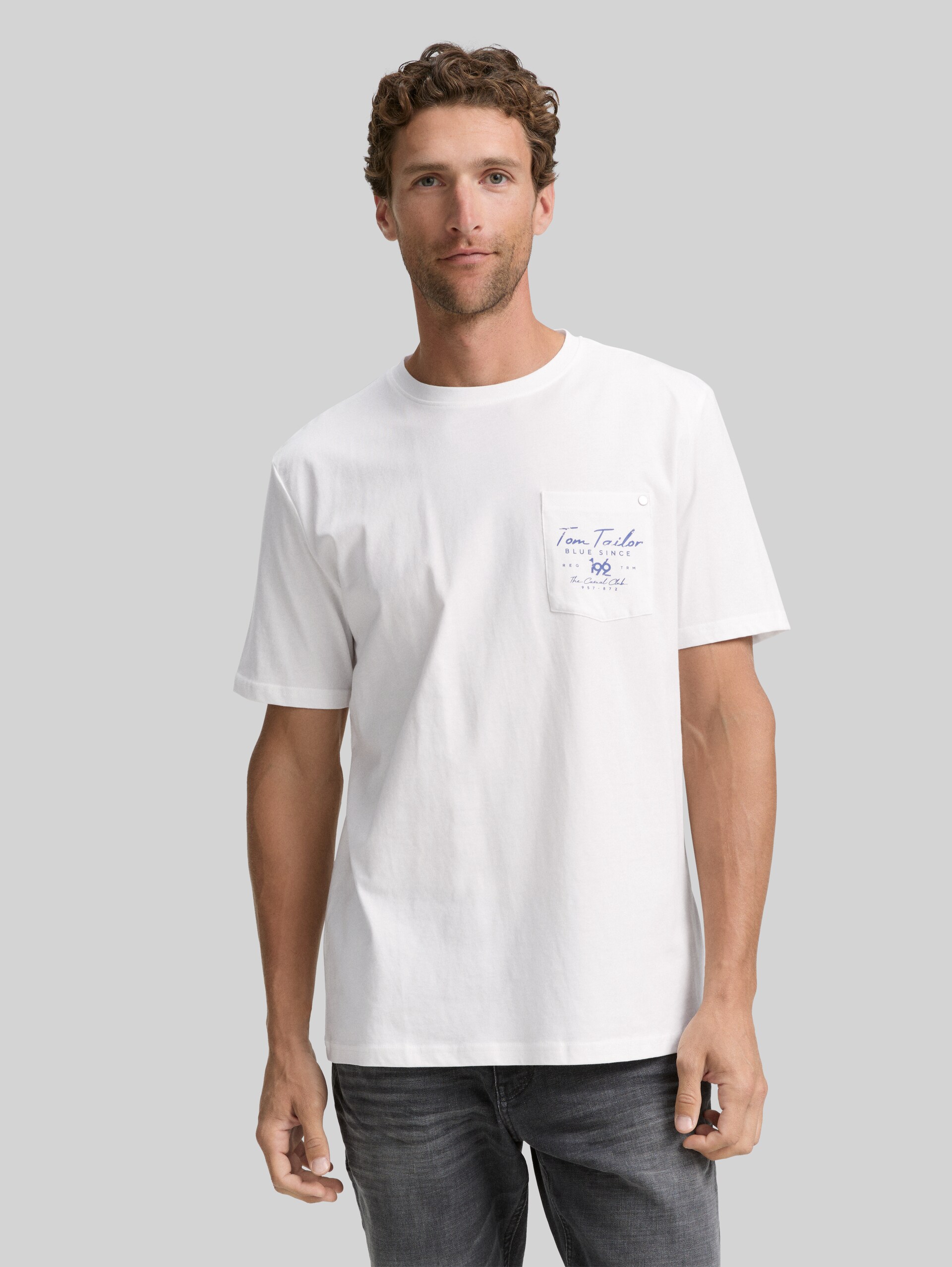 T-Shirt mit Brusttasche - off white - Ausschnitt Model-Vorderansicht