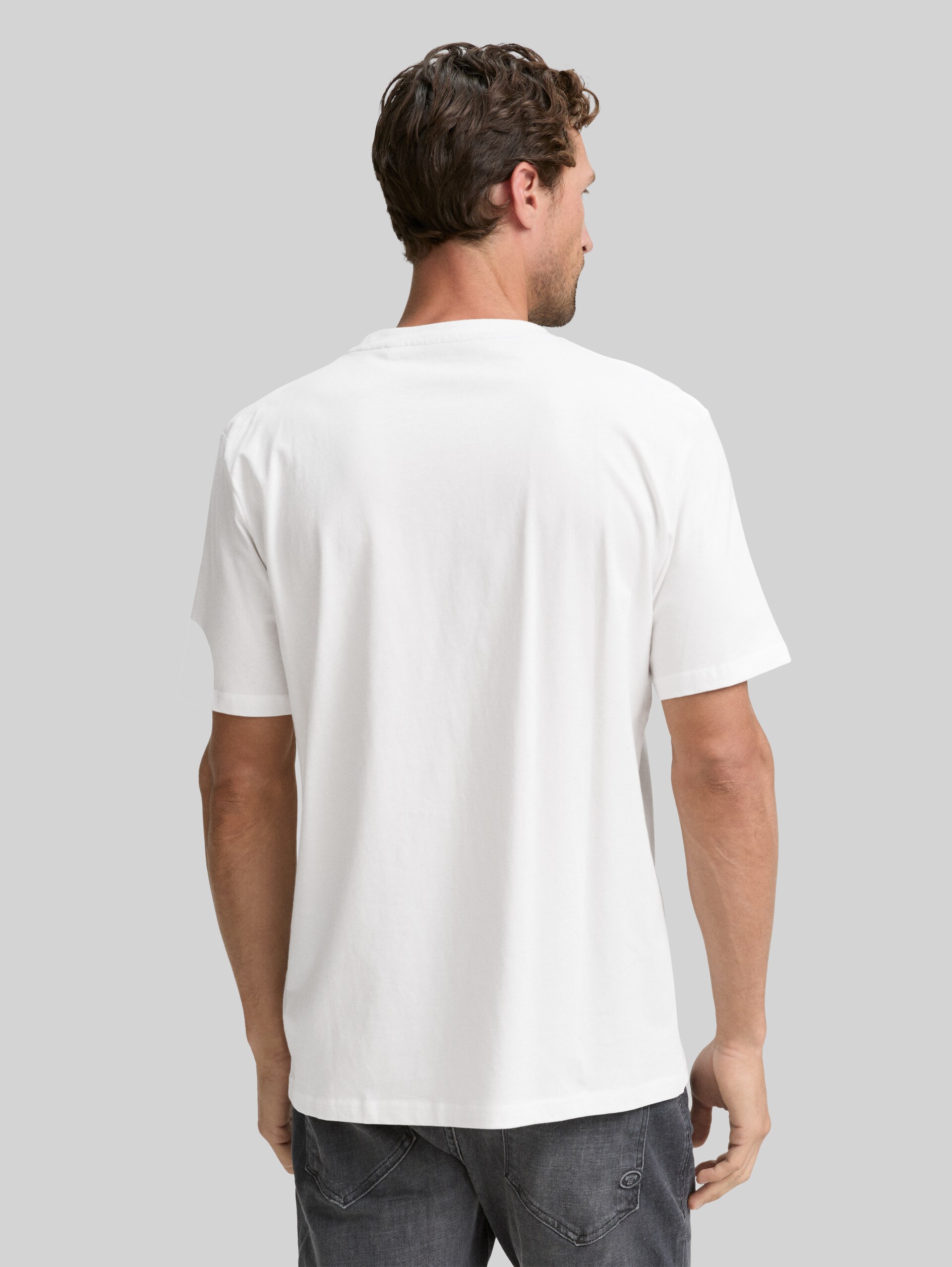 T-Shirt mit Brusttasche - off white - Auschnitt Model-Rückansicht