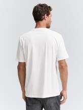 T-shirt avec poche sur la poitrine - off white - Découpe Vue arrière du modèle