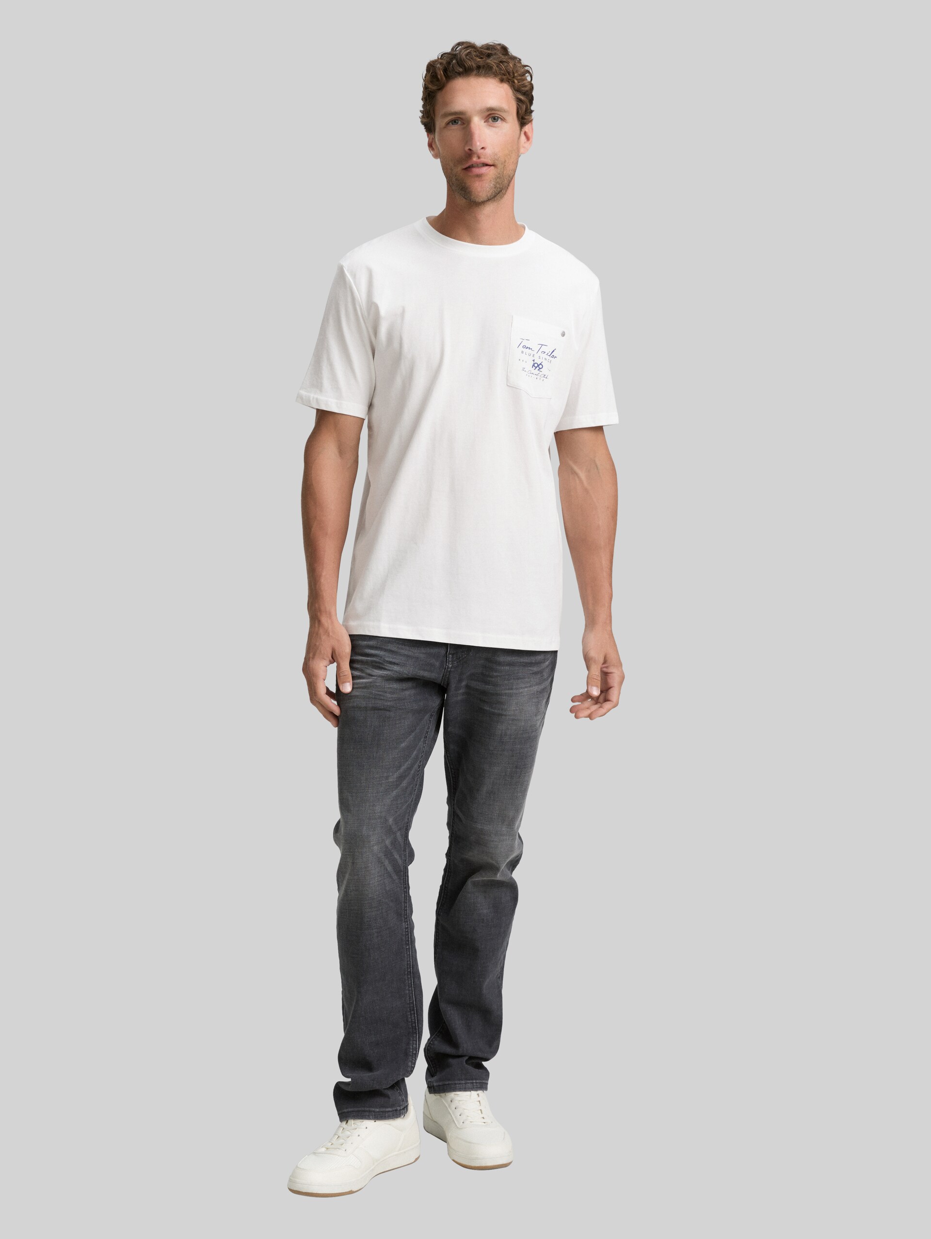 T-Shirt mit Brusttasche - off white - Model-Vorderansicht