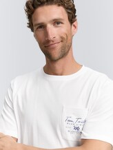 T-shirt avec poche sur la poitrine - off white - Vue détaillée du modèle