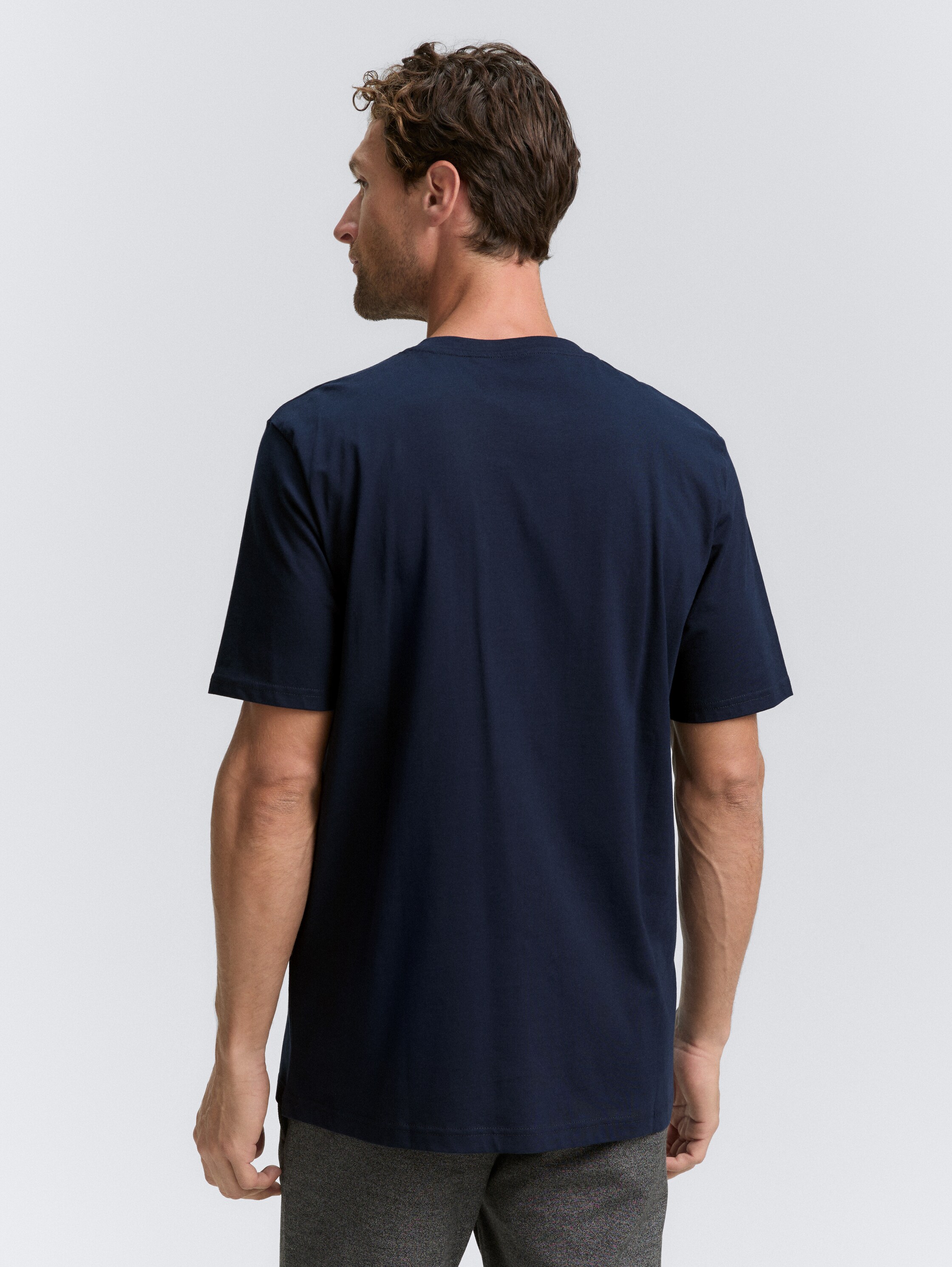 T-shirt met borstzak - sky captain blue - Neklijn model-achteraanzicht