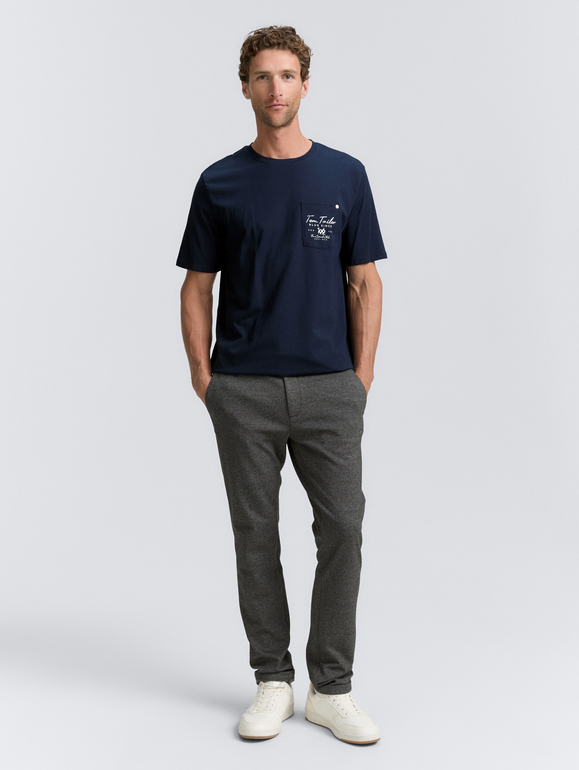 T-shirt met borstzak - sky captain blue - Model vooraanzicht