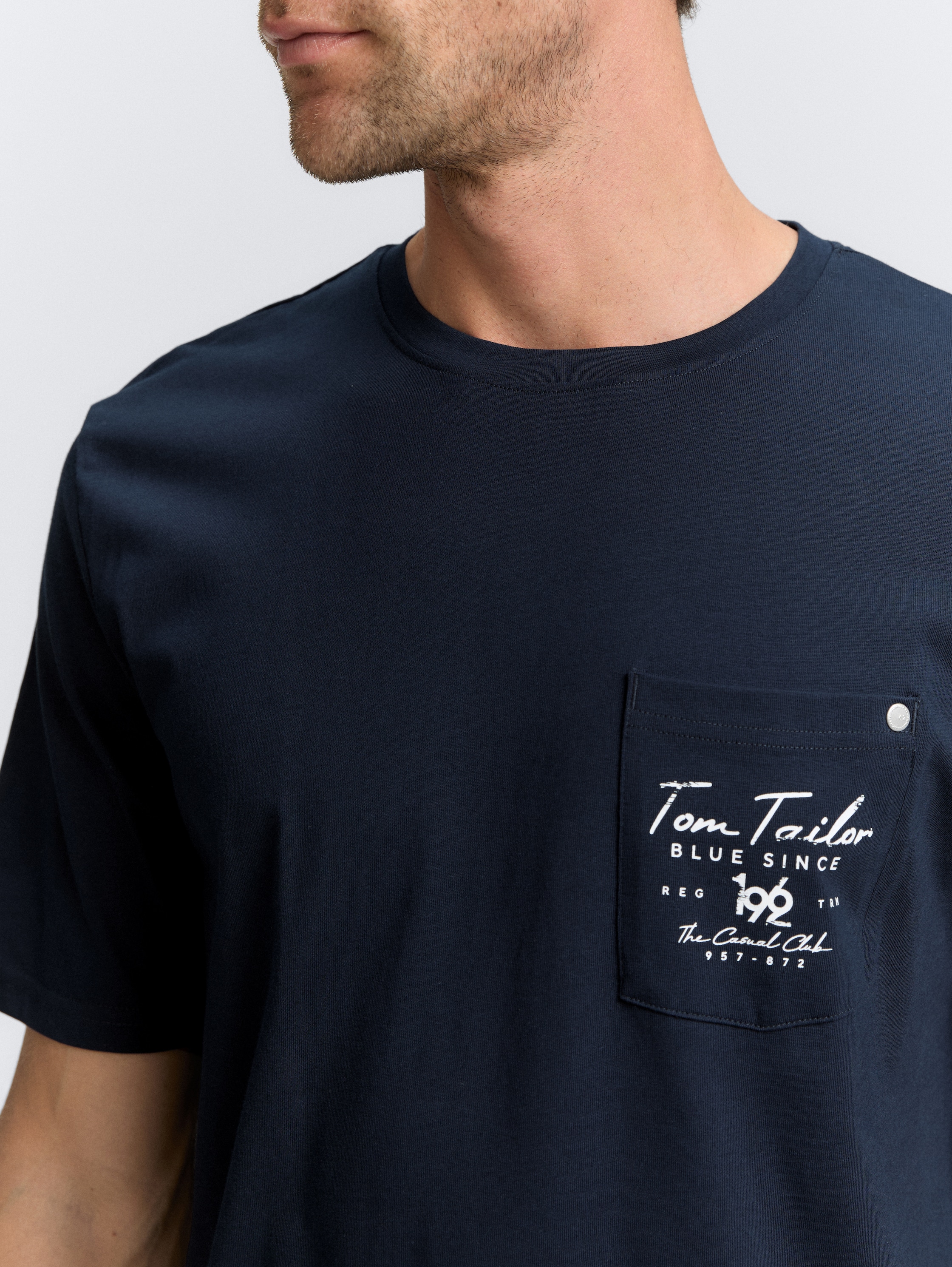 T-shirt met borstzak - sky captain blue - Detailaanzicht model