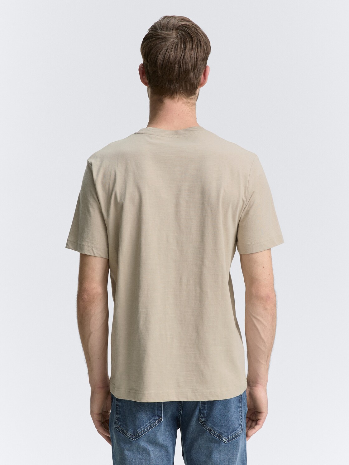 T-Shirt mit Logo-Print - Cashew Beige - Auschnitt Model-Rückansicht