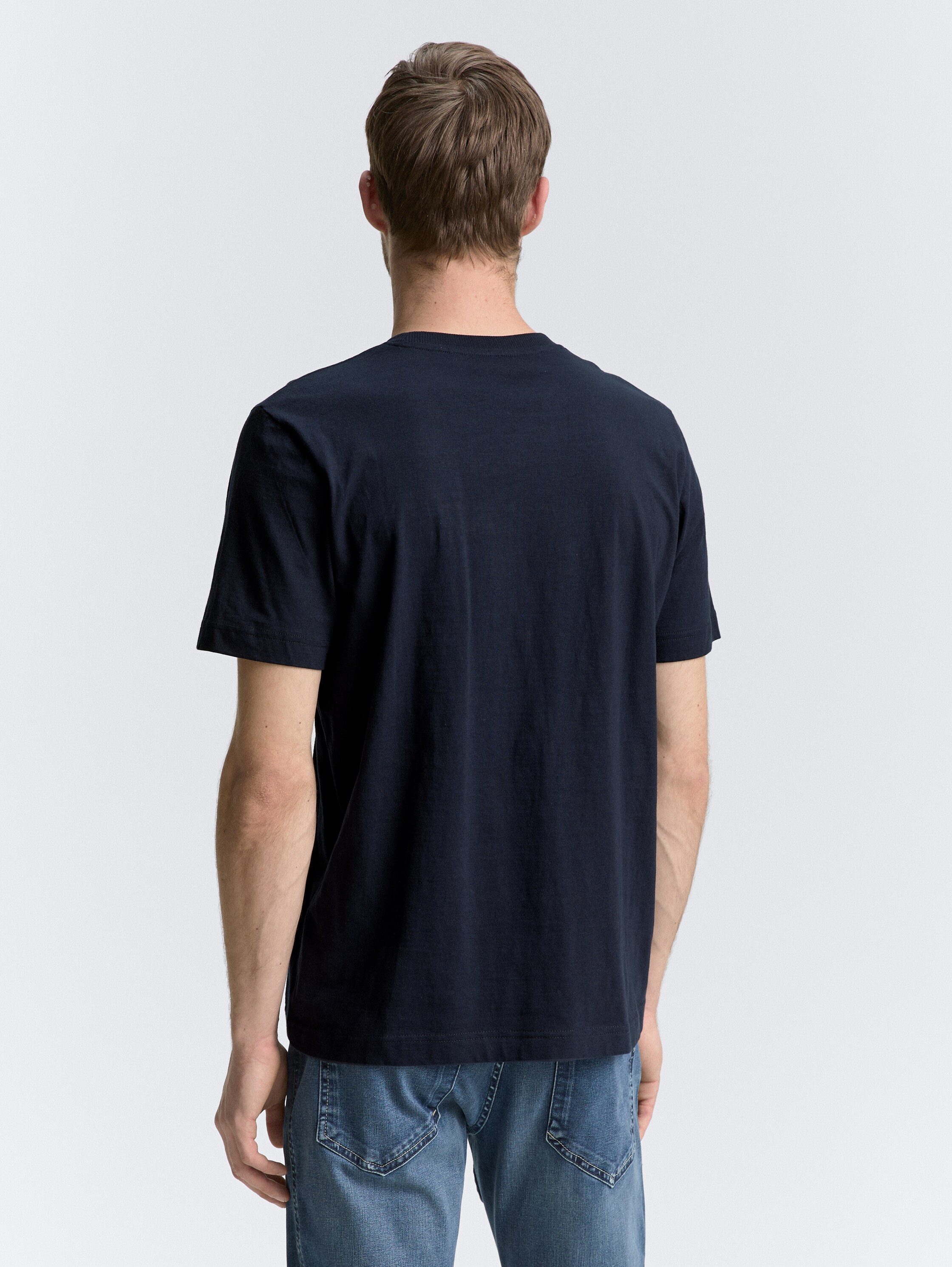 Basic T-Shirt in Melange-Optik - sky captain blue - Auschnitt Model-Rückansicht