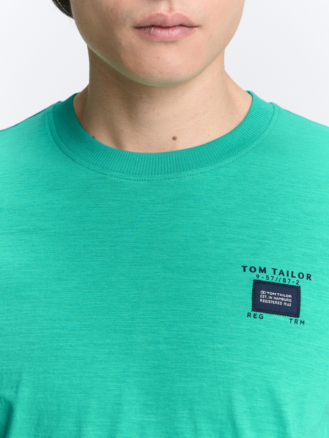 Basic T-Shirt in Melange-Optik - Peacock Green - Detail-Model-Ansicht