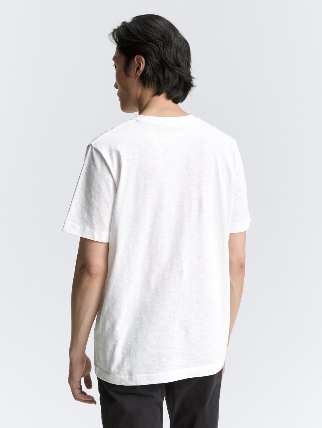 Basic T-Shirt in Melange-Optik - White - Auschnitt Model-Rückansicht