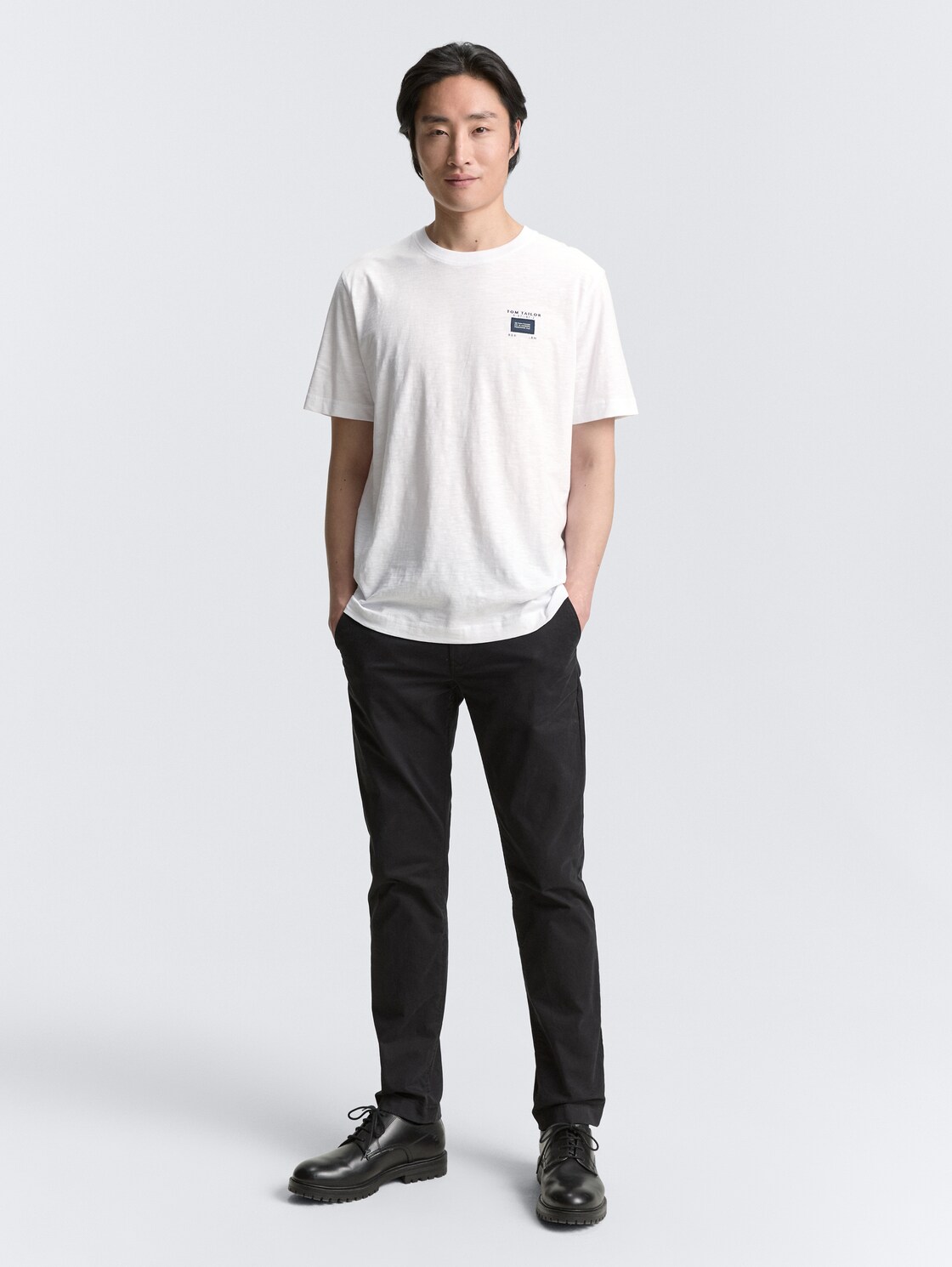 Basic T-Shirt in Melange-Optik - White - Model-Vorderansicht