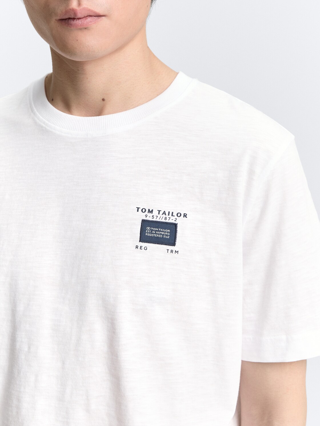 Basic T-Shirt in Melange-Optik - White - Detail-Model-Ansicht