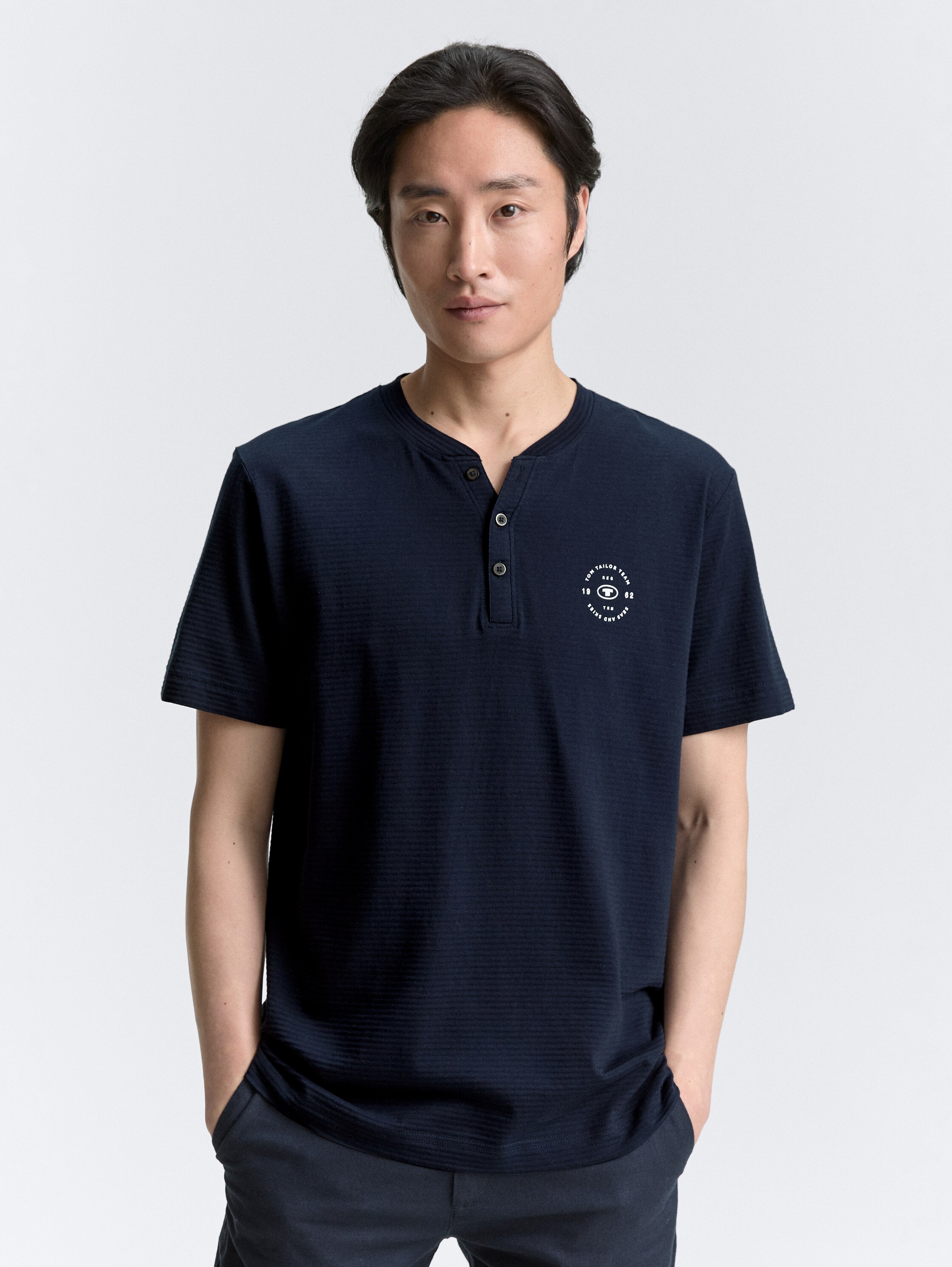 Henley T-Shirt mit Logo-Print - sky captain blue - Ausschnitt Model-Vorderansicht