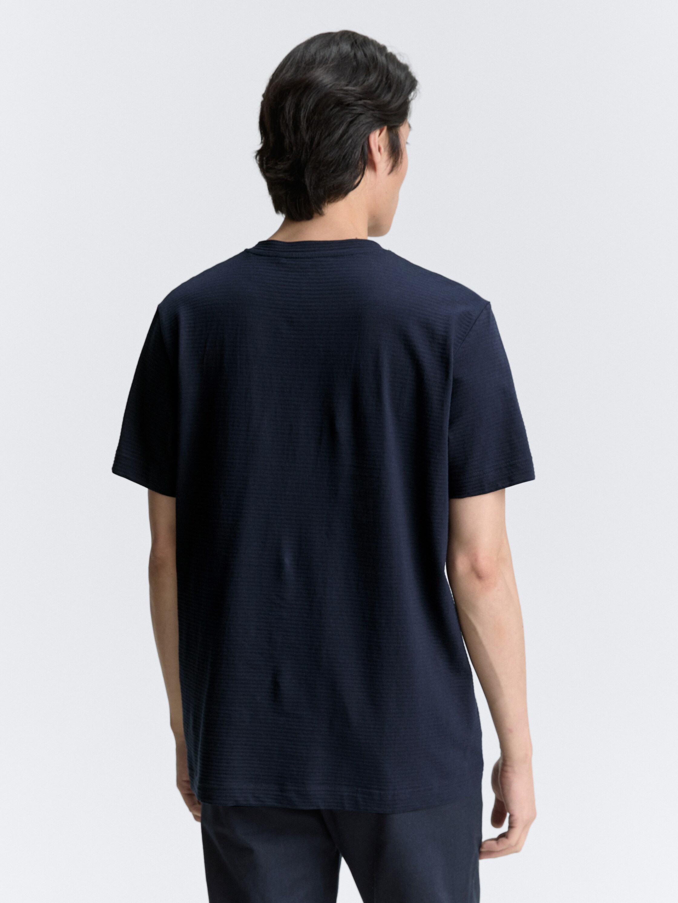 Henley T-Shirt mit Logo-Print - sky captain blue - Auschnitt Model-Rückansicht