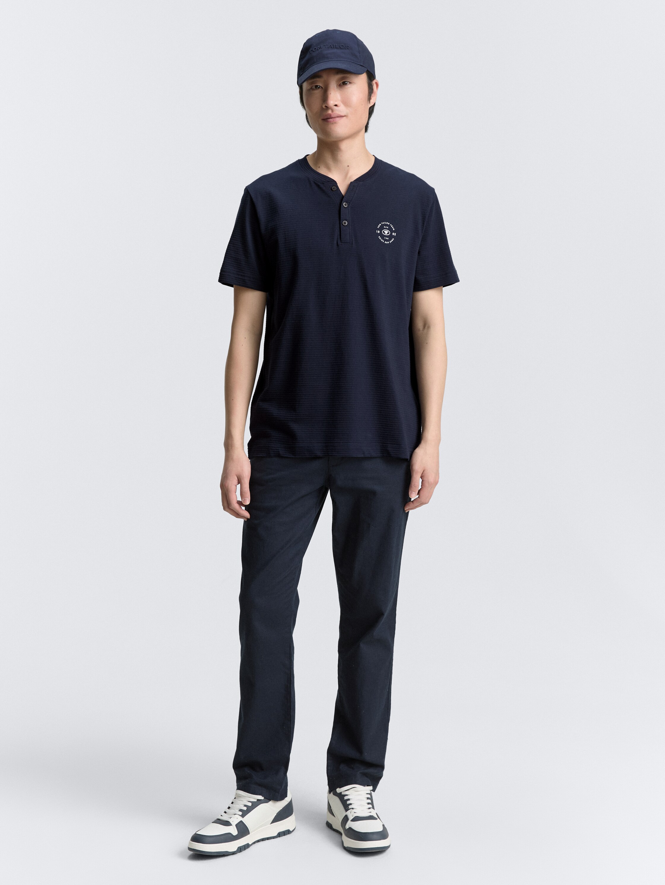 Henley T-Shirt mit Logo-Print - sky captain blue - Model-Vorderansicht