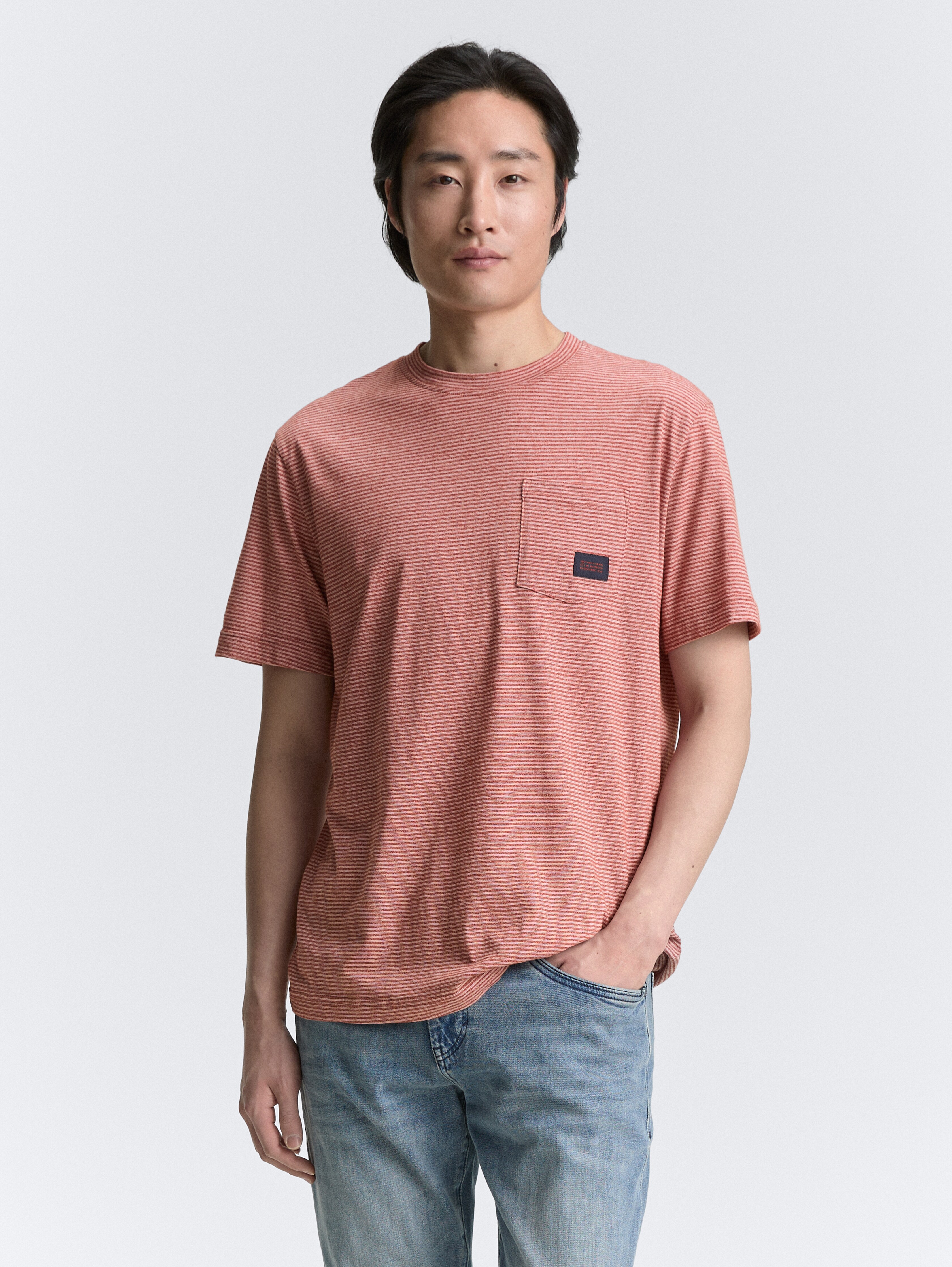 T-Shirt mit Brusttasche von Men, velvet red fine stripe