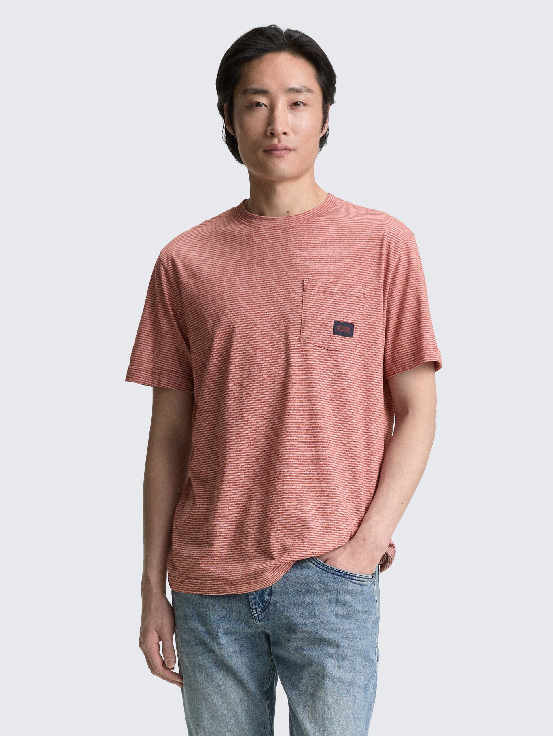 T-Shirt mit Brusttasche - velvet red fine stripe - Ausschnitt Model-Vorderansicht