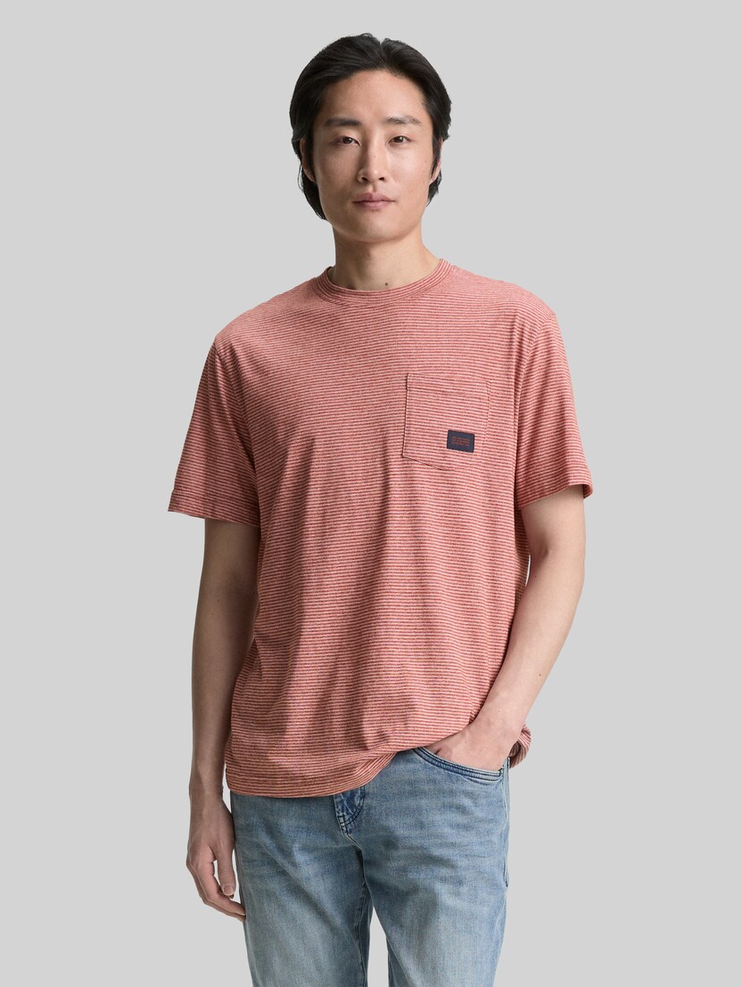 T-Shirt mit Brusttasche von Men, velvet red fine stripe