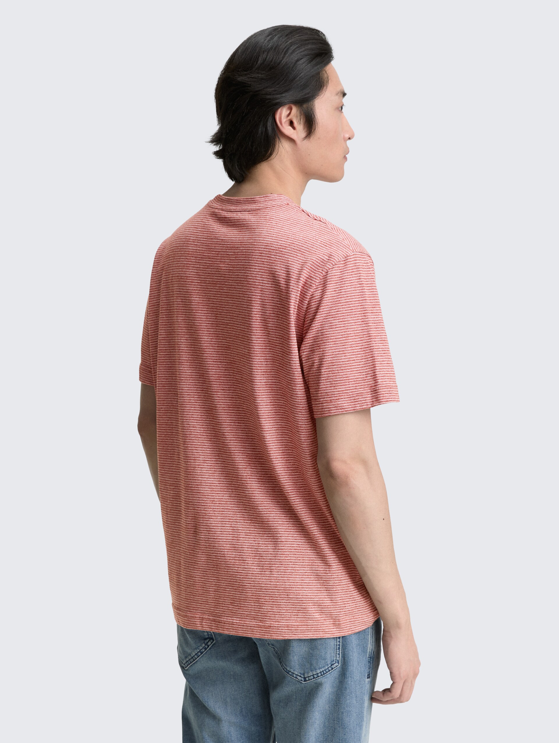 T-Shirt mit Brusttasche - velvet red fine stripe - Auschnitt Model-Rückansicht