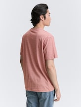 T-shirt avec poche sur la poitrine - velvet red fine stripe - Découpe Vue arrière du modèle