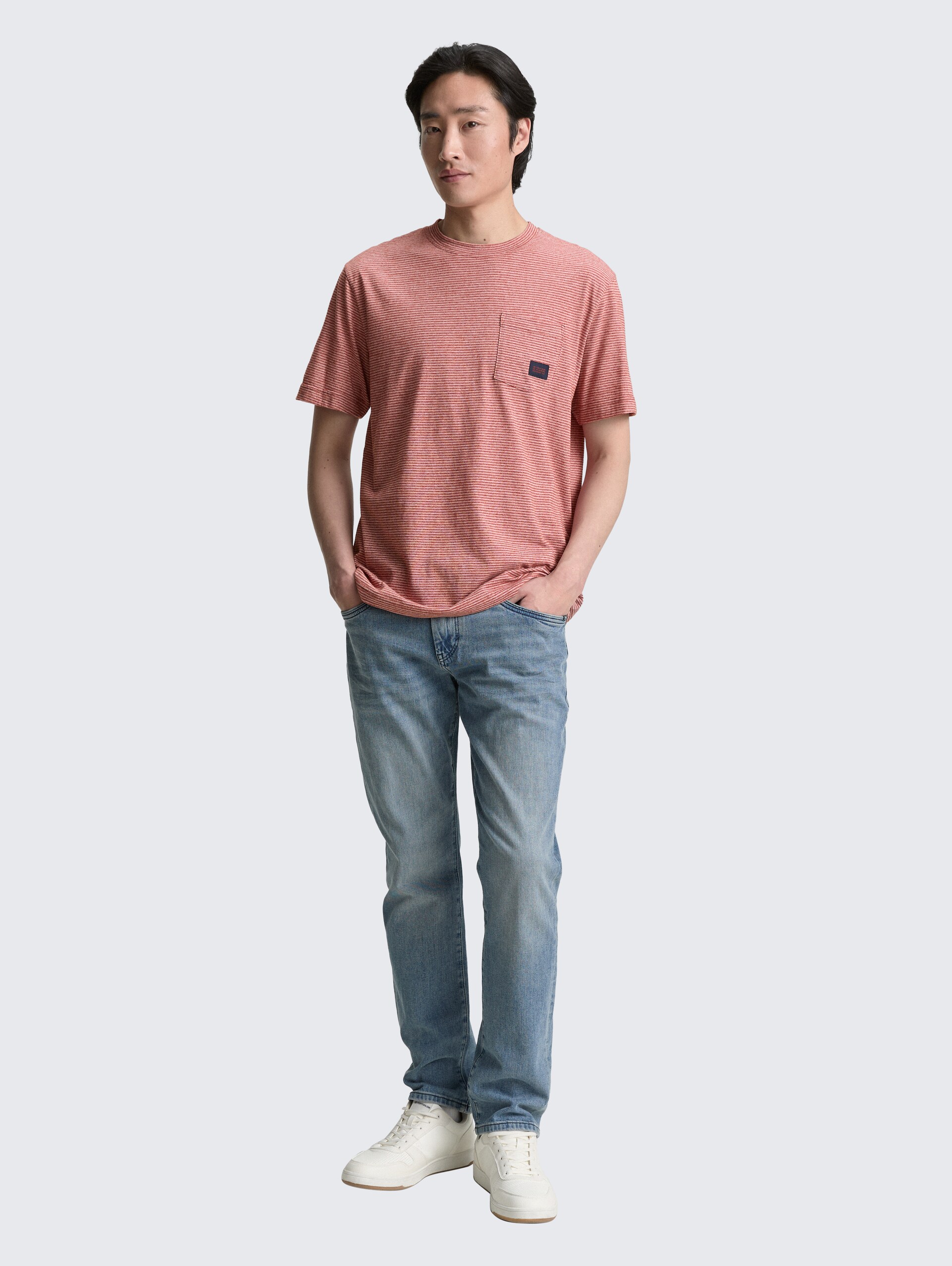 T-Shirt mit Brusttasche - velvet red fine stripe - Model-Vorderansicht