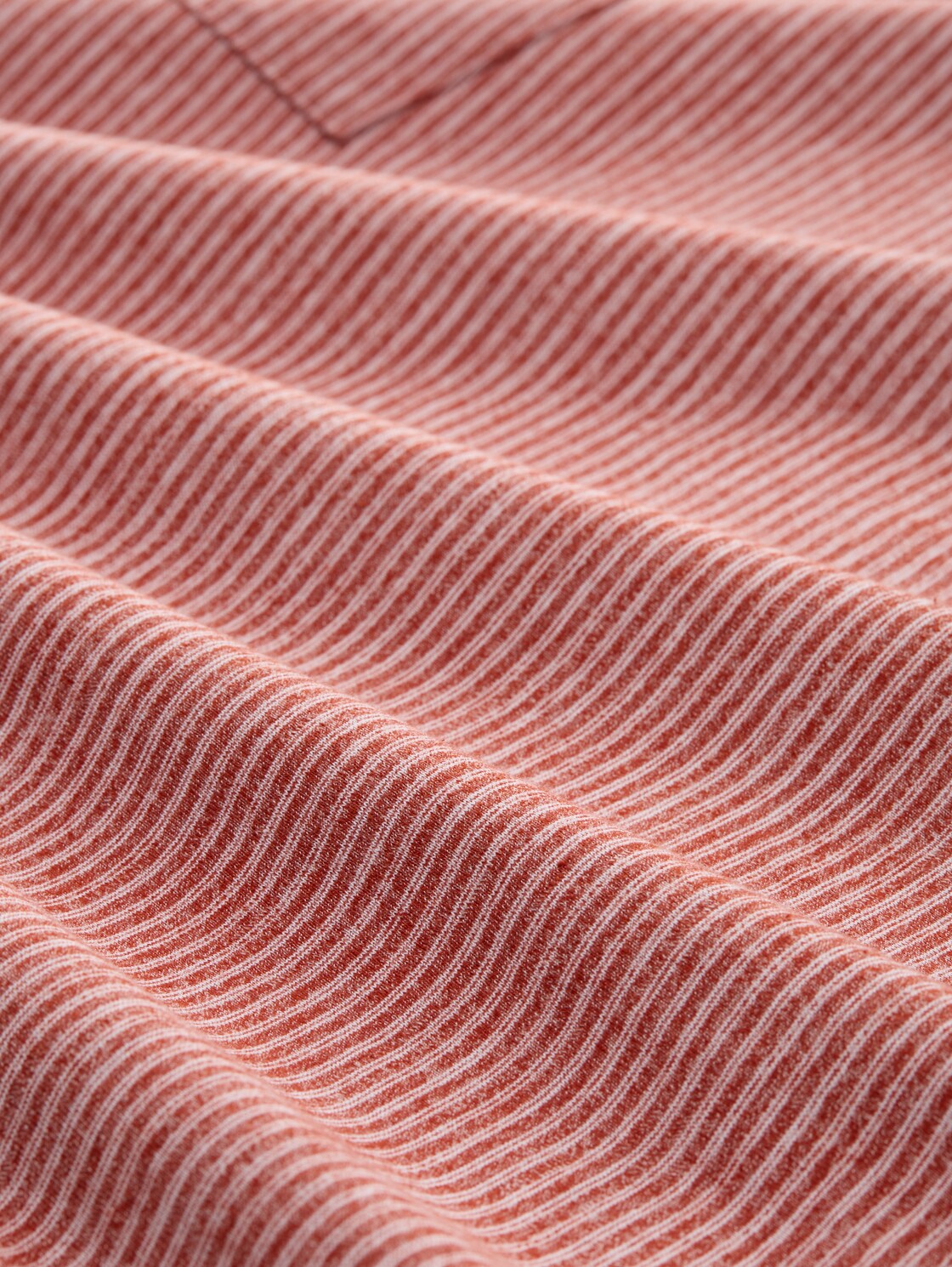 T-Shirt mit Brusttasche - velvet red fine stripe - Material-Ansicht