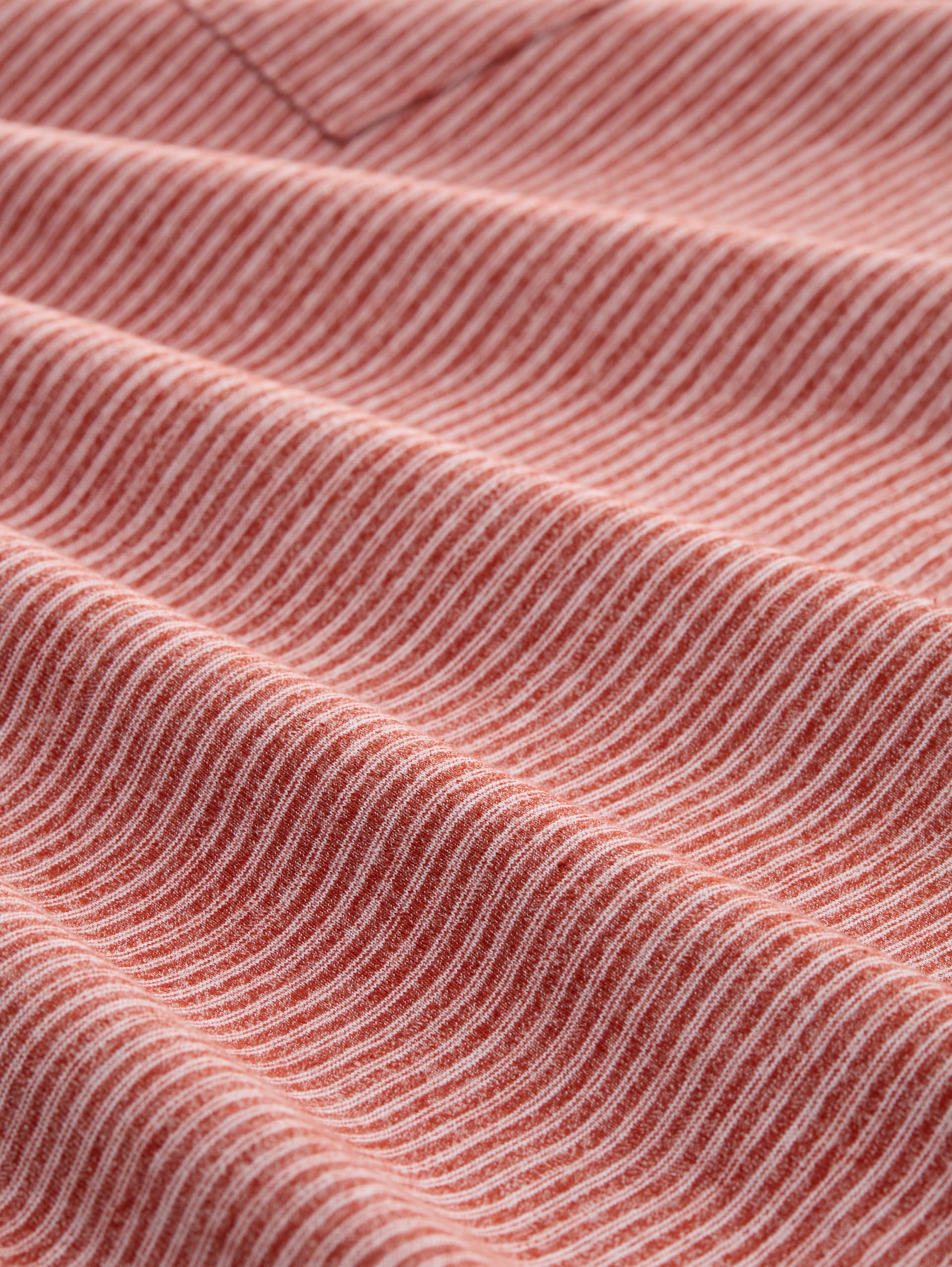 T-Shirt mit Brusttasche - velvet red fine stripe - Material-Ansicht