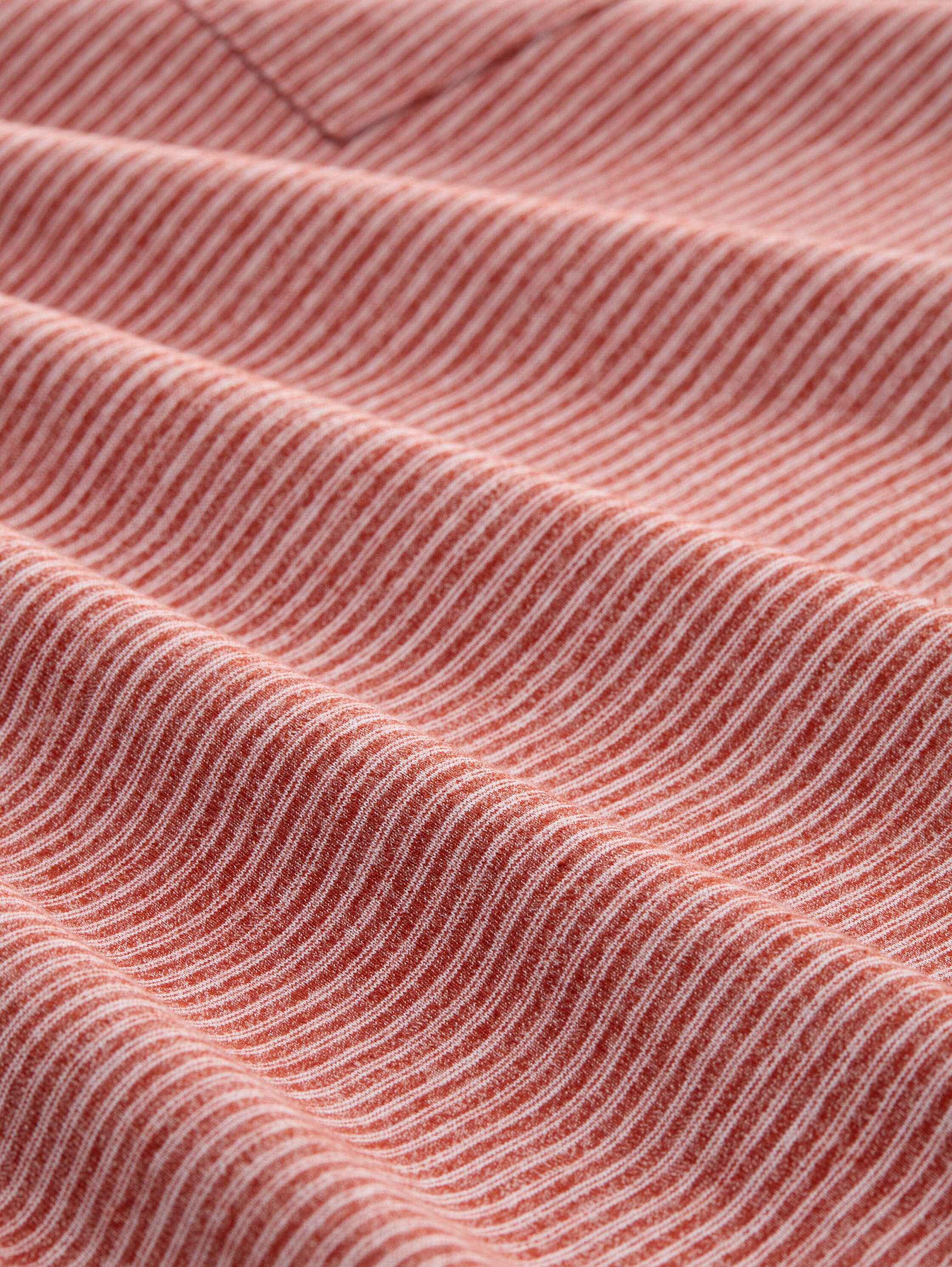 T-Shirt mit Brusttasche - velvet_red_fine_stripe - 