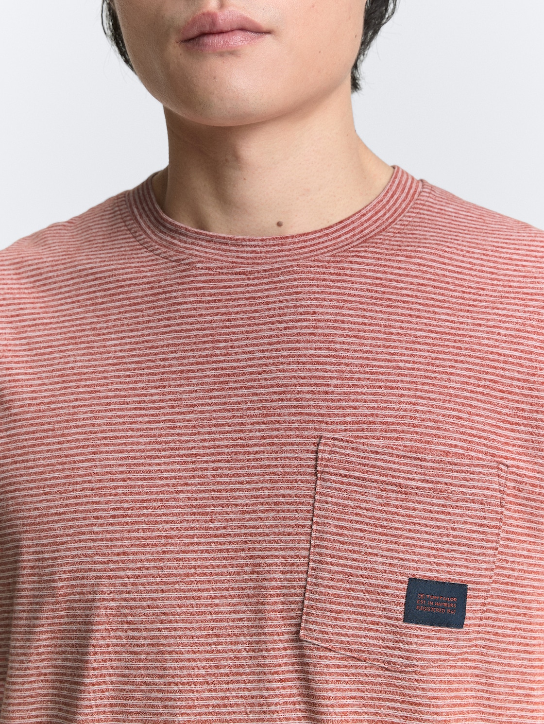 T-Shirt mit Brusttasche - velvet red fine stripe - Detail-Model-Ansicht