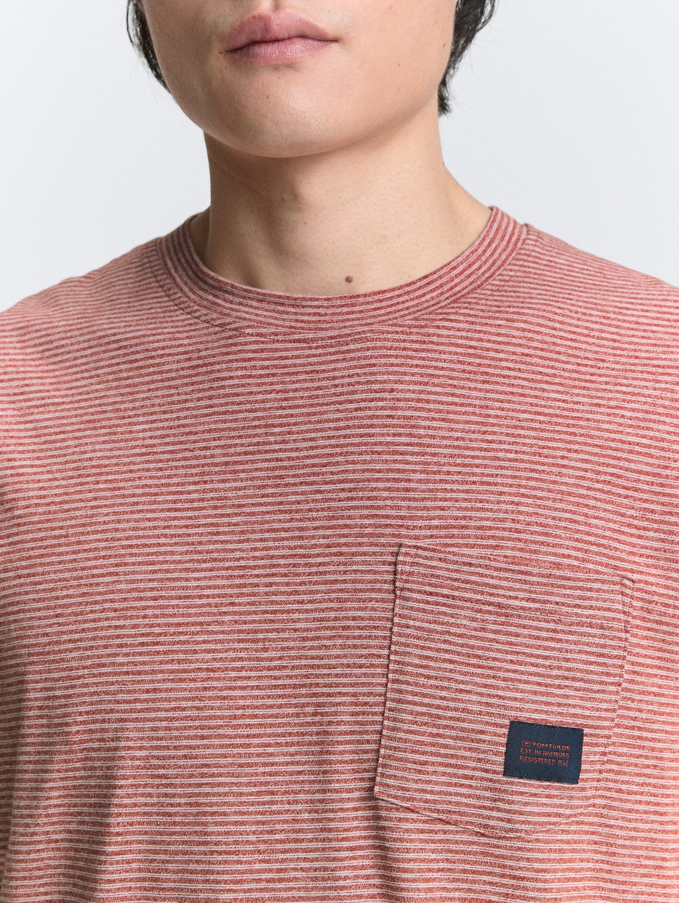 T-Shirt mit Brusttasche - velvet_red_fine_stripe - 