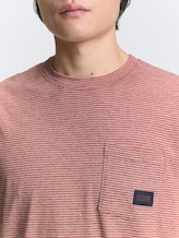 T-shirt avec poche sur la poitrine - velvet red fine stripe - Vue détaillée du modèle