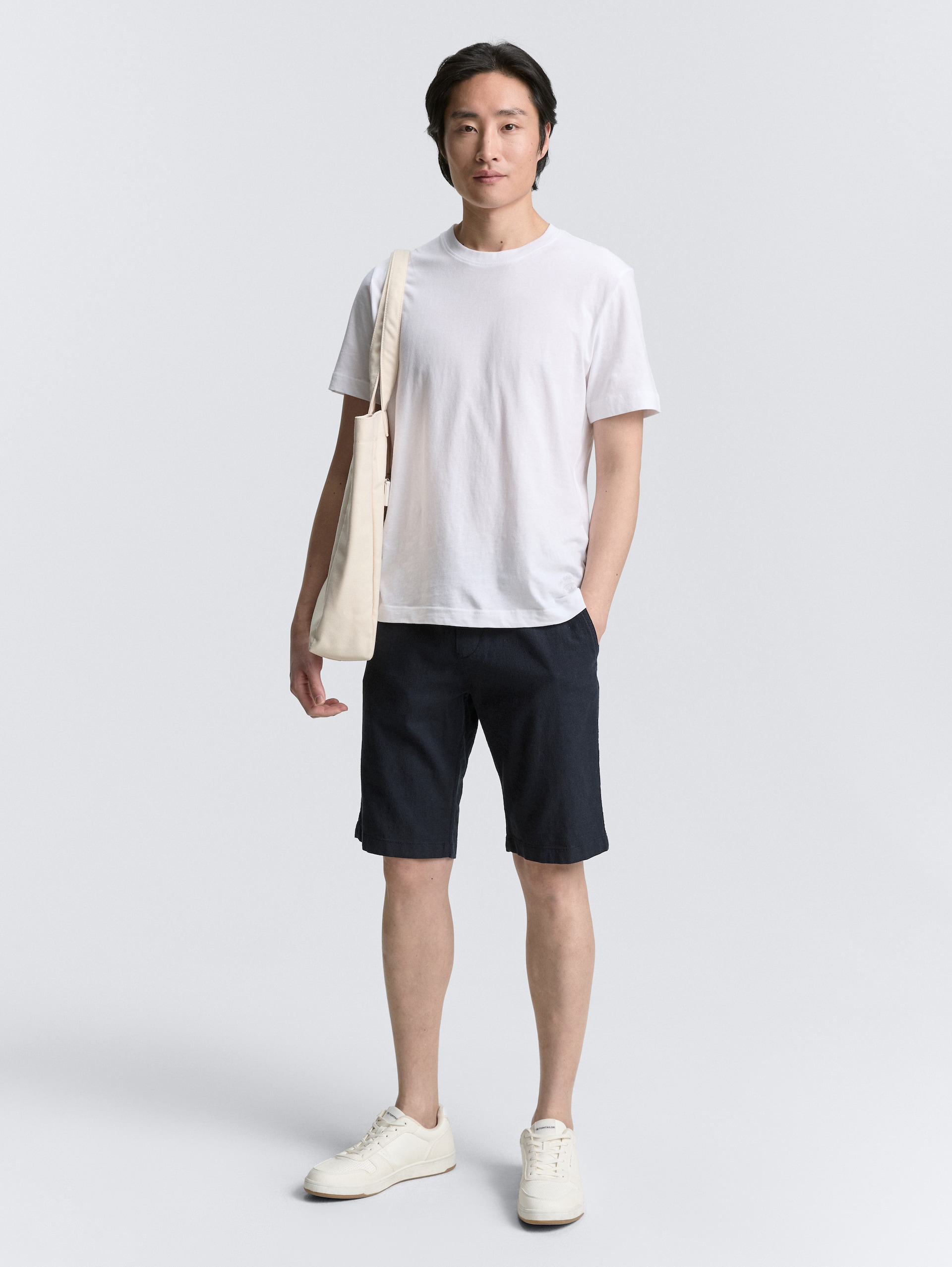 Regular Fit Shorts mit Leinenanteil - sky captain blue - Model-Vorderansicht