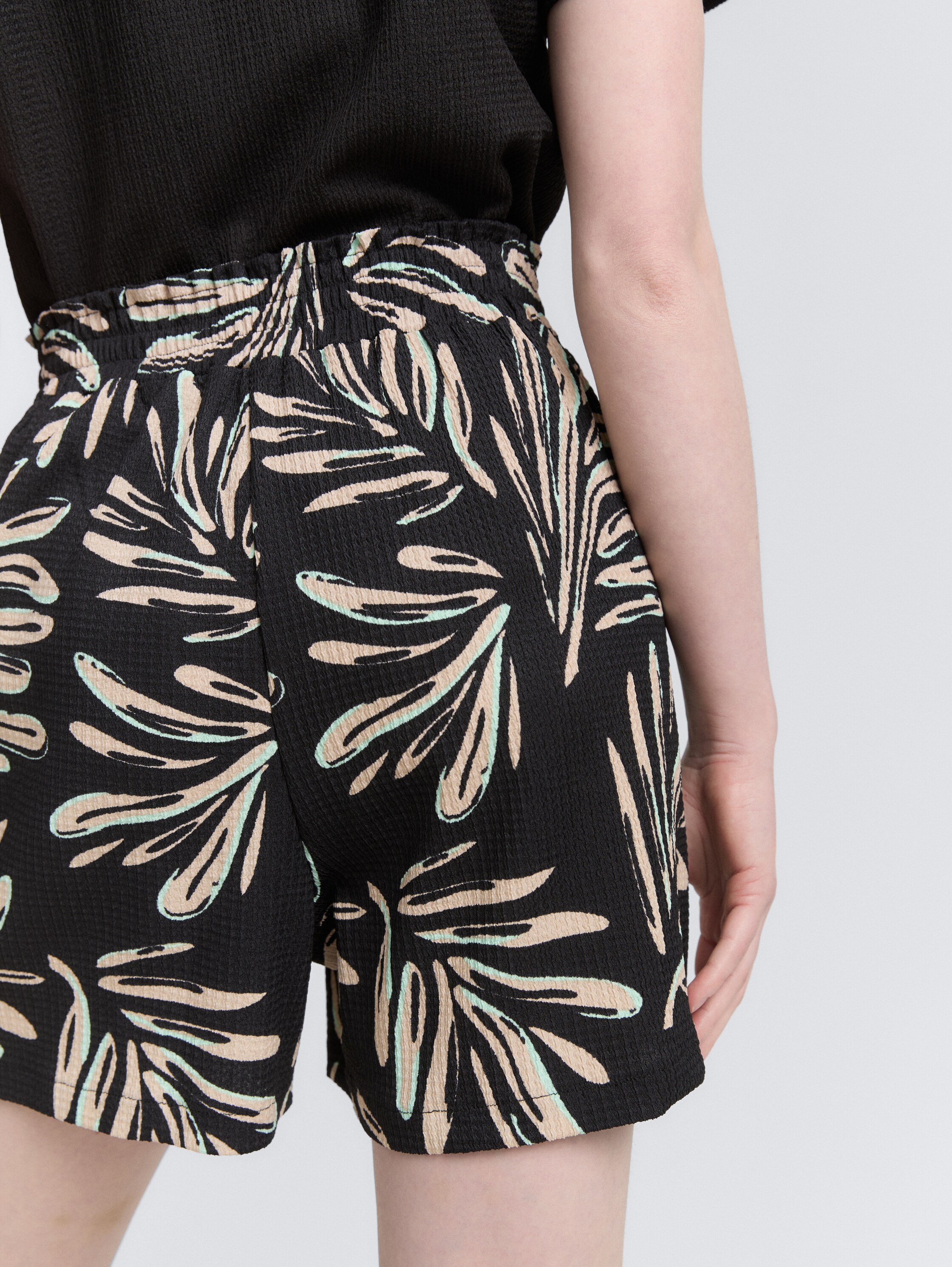 Relaxed Jacquard Shorts - abstract_black_beige_print - 