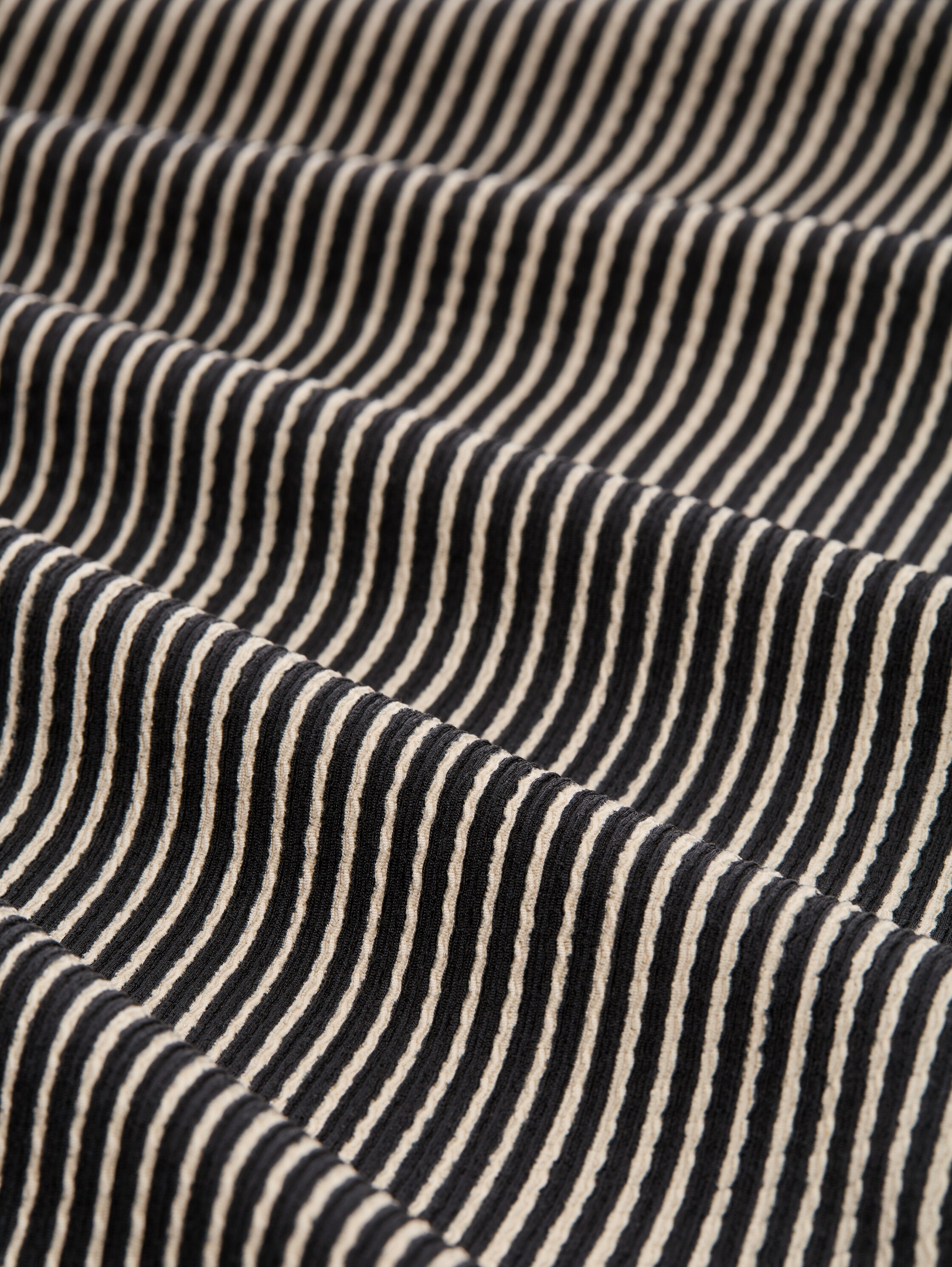 Relaxed Jacquard Shorts - black_beige_stripe - 