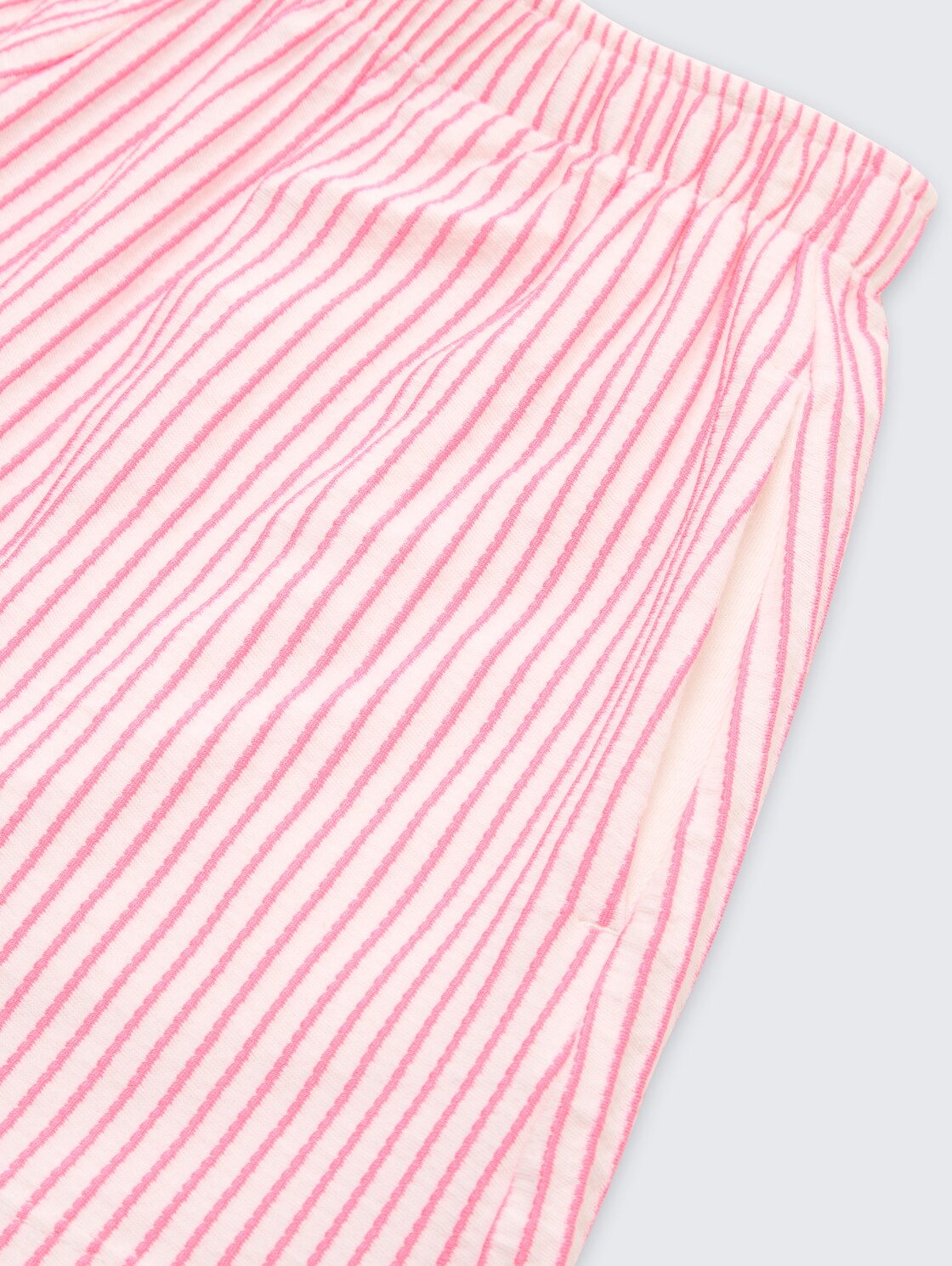 Shorts mit Streifenmuster - off white neon pink stripe - Detail-Model-Ansicht