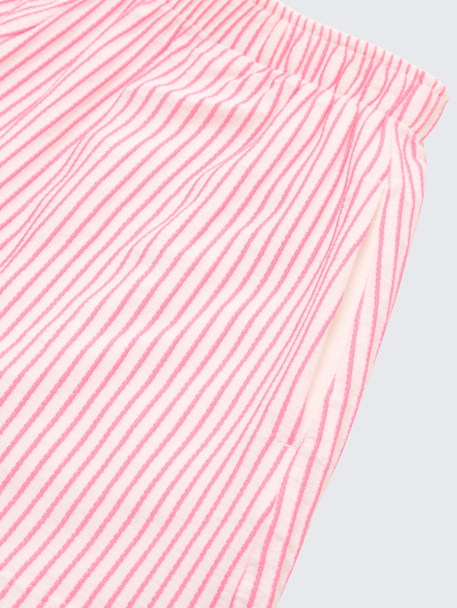 Shorts mit Streifenmuster - off white neon pink stripe - Detail-Model-Ansicht