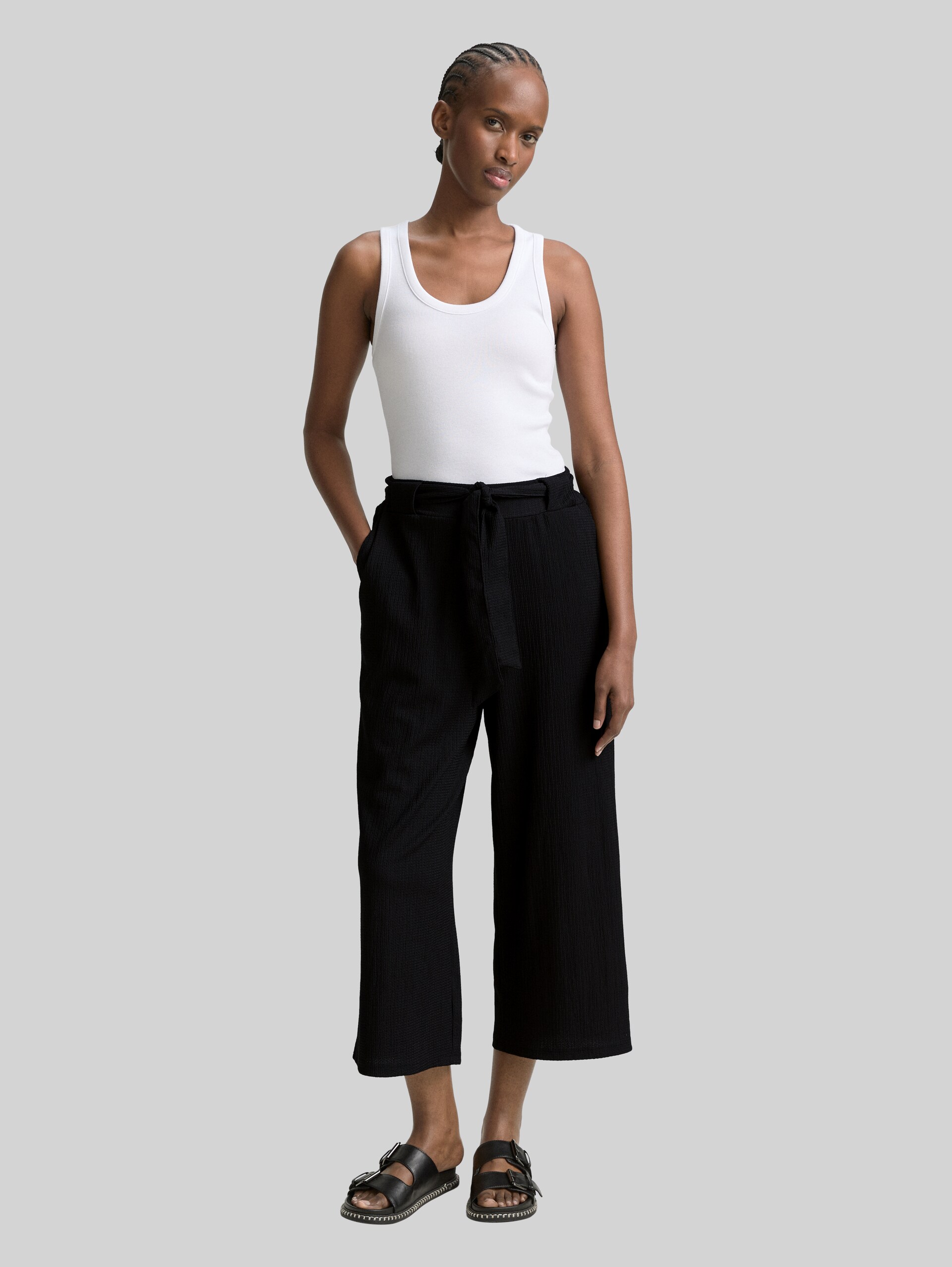 High Waist Culotte Hose mit Bindegürtel - deep black - Model-Vorderansicht