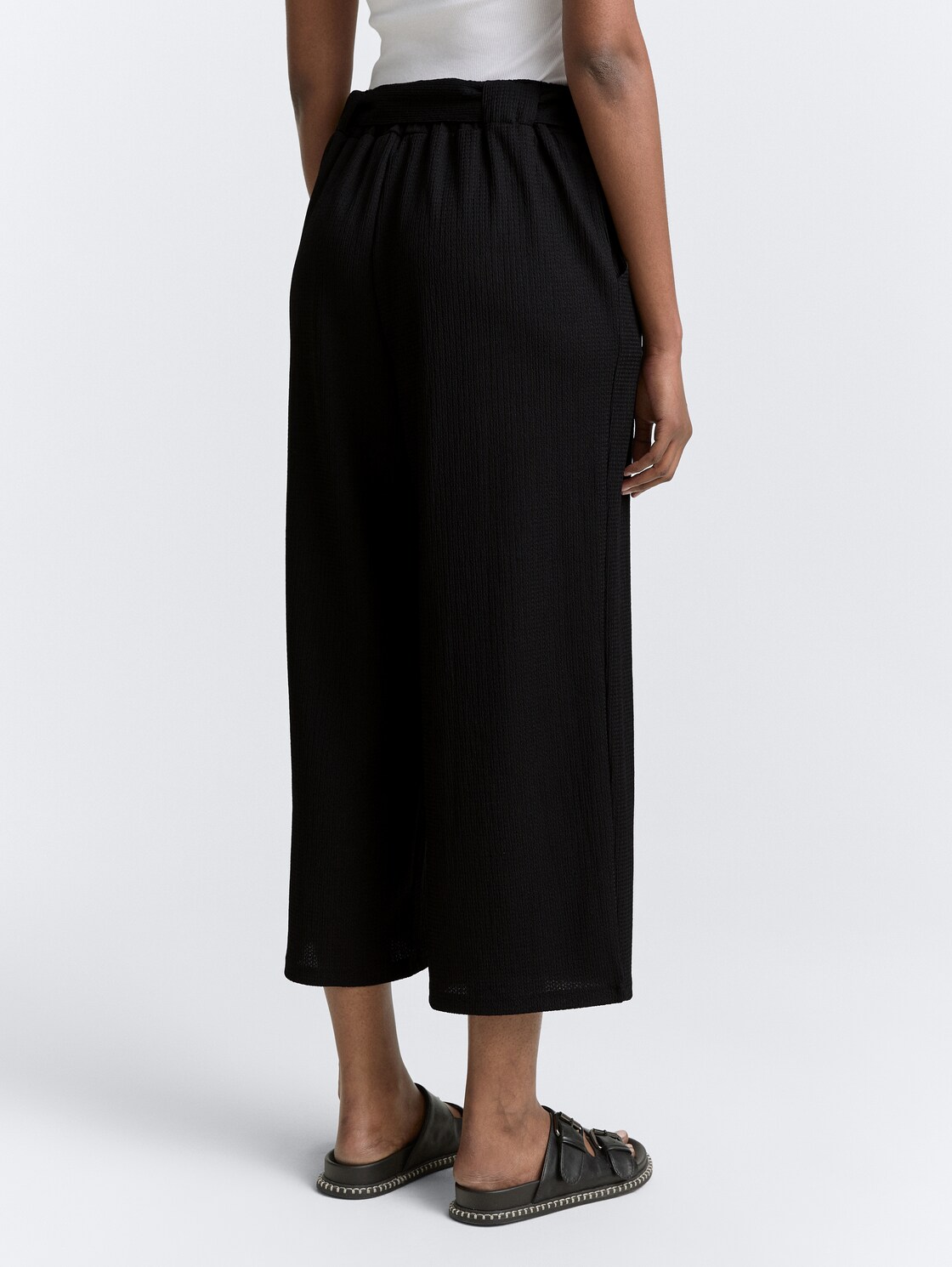 High Waist Culotte Hose mit Bindegürtel - deep black - Auschnitt Model-Rückansicht